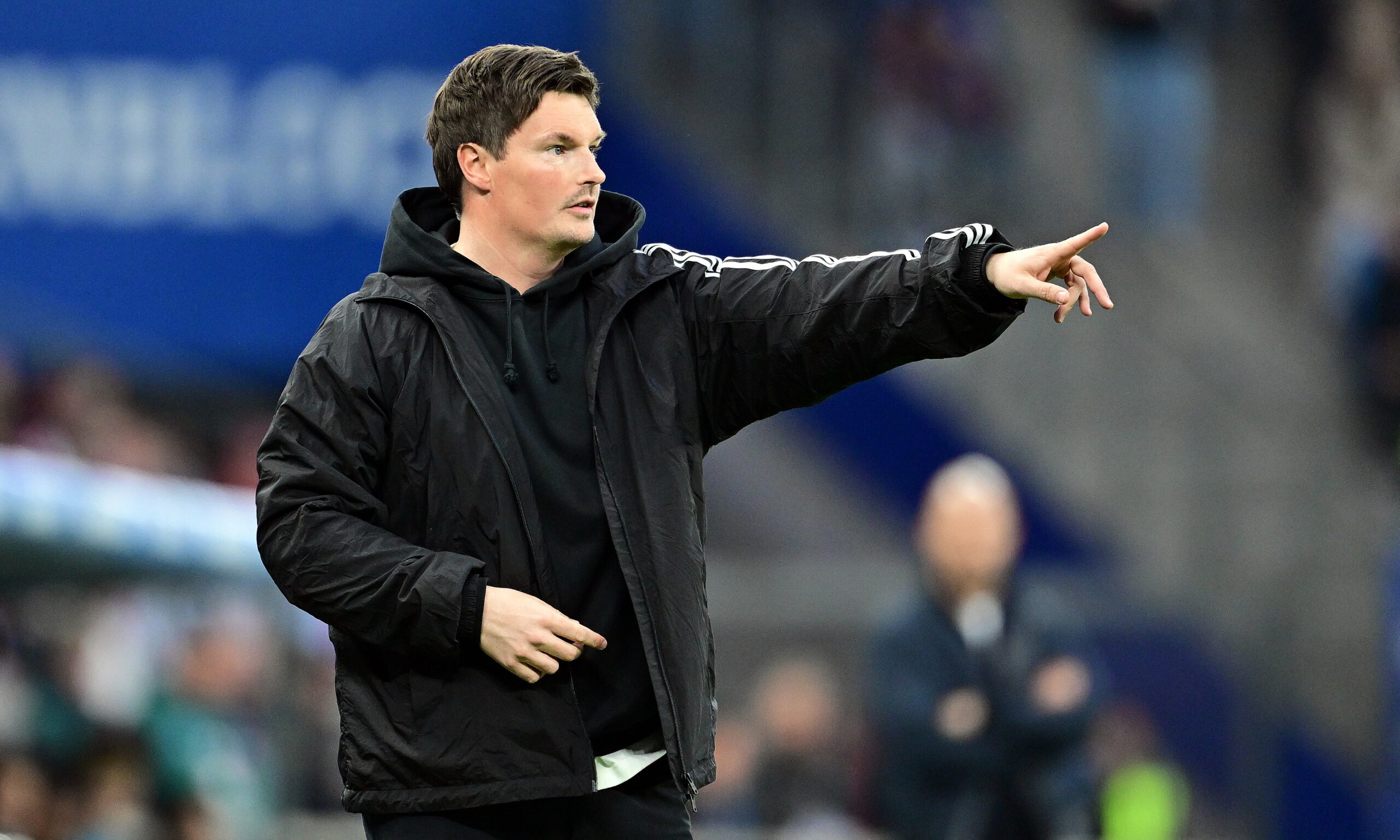 HSV-Trainer Merlin Polzin gibt während der Partie gegen Hoffenheim Anweisungen.