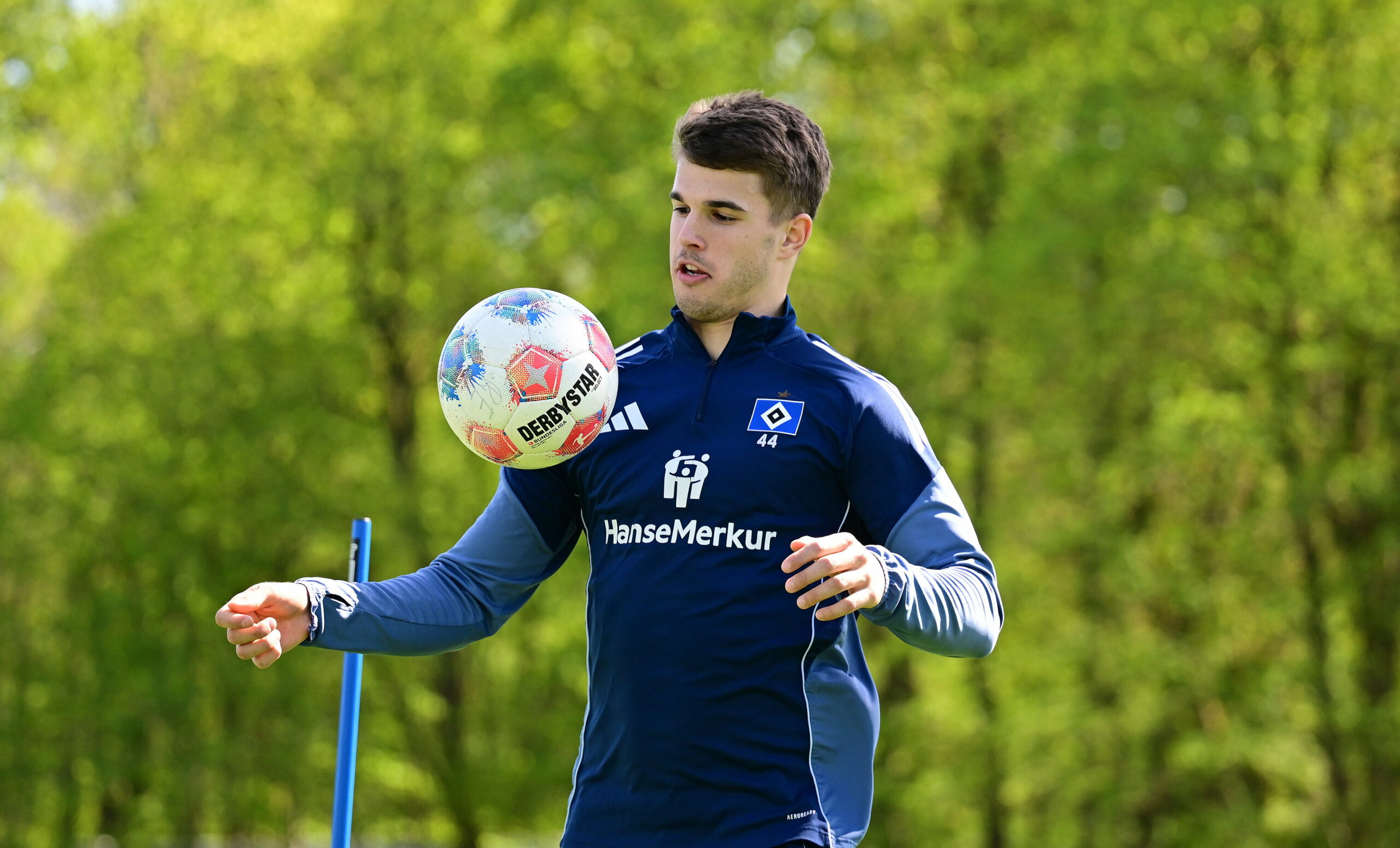 Luka Vuskovic mit dem Ball an der Brust.