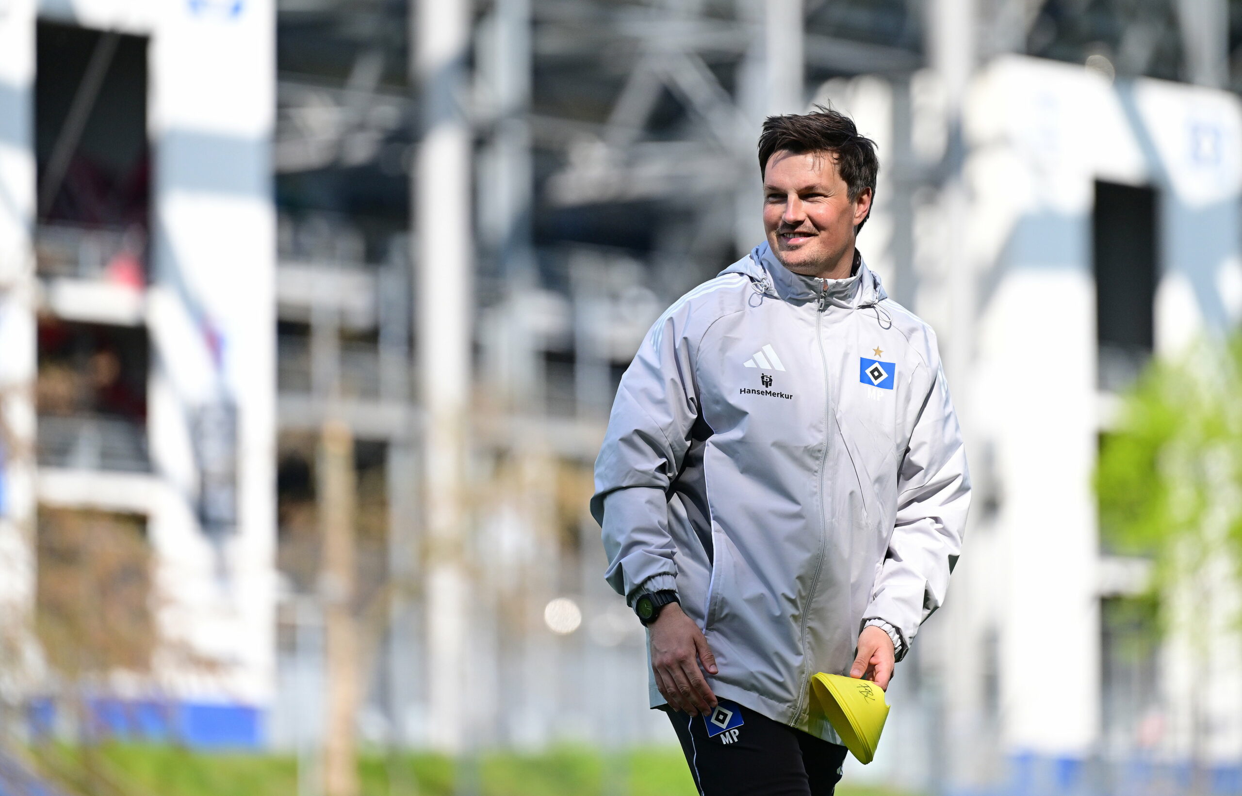 HSV-Coach Merlin Polzin lacht auf dem Trainingsplatz.