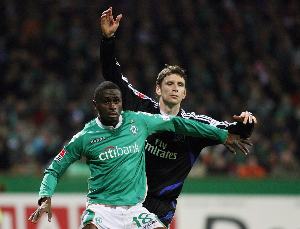 Boubacar Sanogo von Werder Bremen im Zweikampf mit Bastian Reinhardt vom HSV