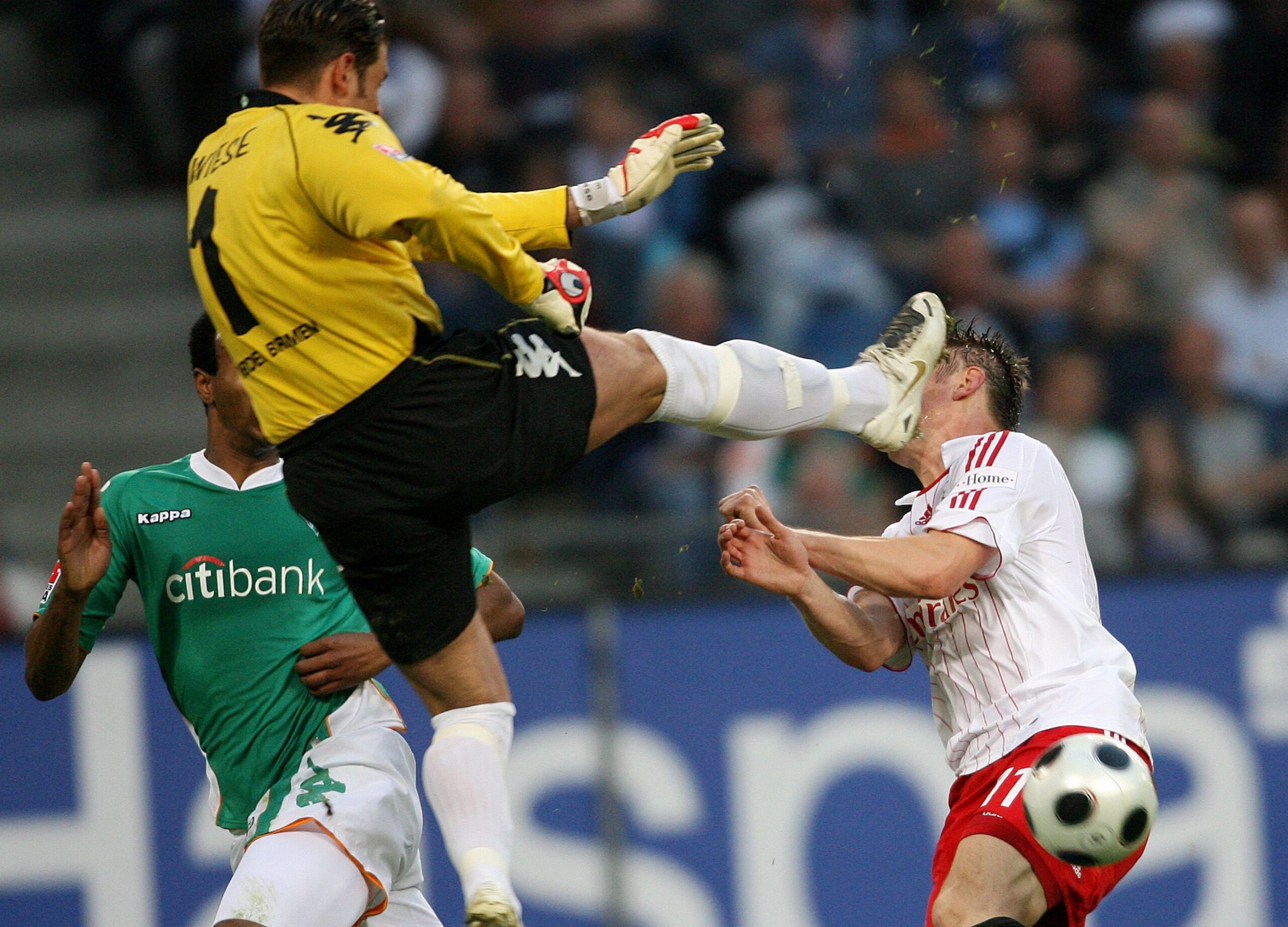 Tim Wiese mit seinem legendären Kung-Fu-Tritt im Derby zwischen Werder Bremen und dem HSV