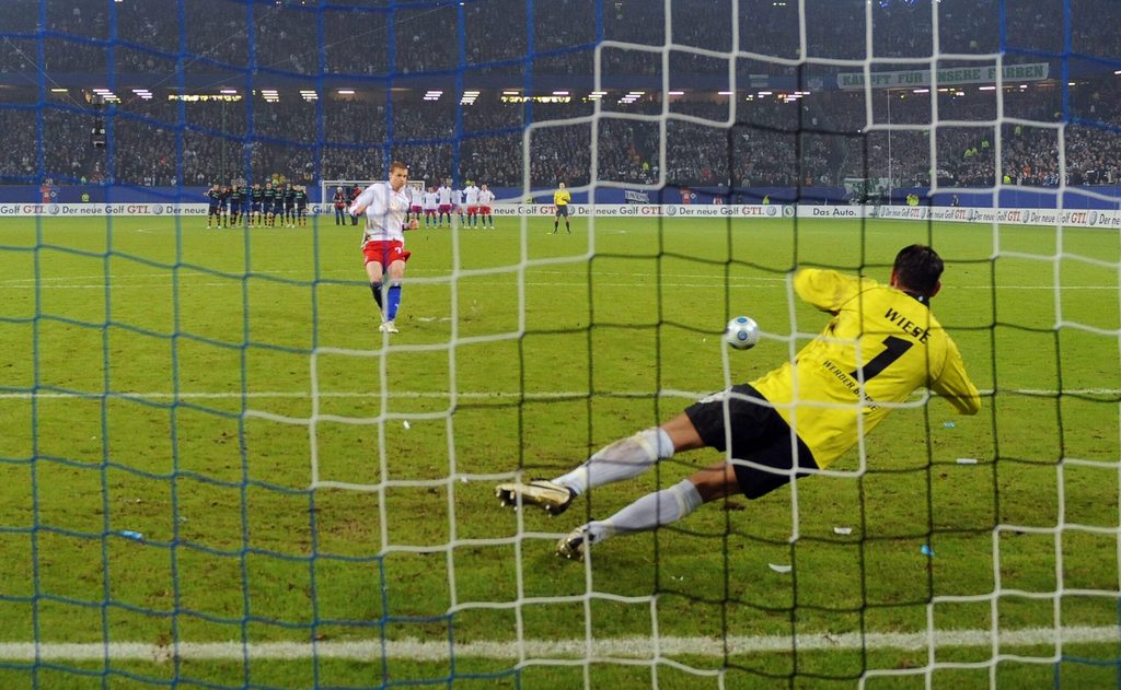 Tim Wiese hält einen Elfmeter von Marcell Jansen im DFB-Pokal-Halbfinale 2009