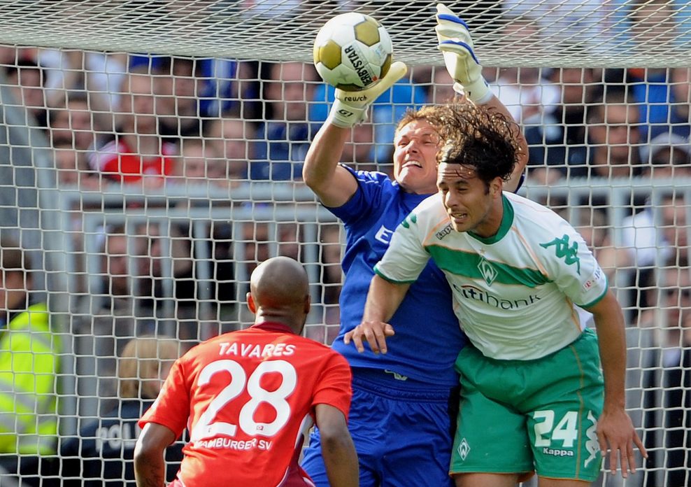 HSV-Torwart Frank Rost hält einen Ball gegen Bremens Claudio Pizarro