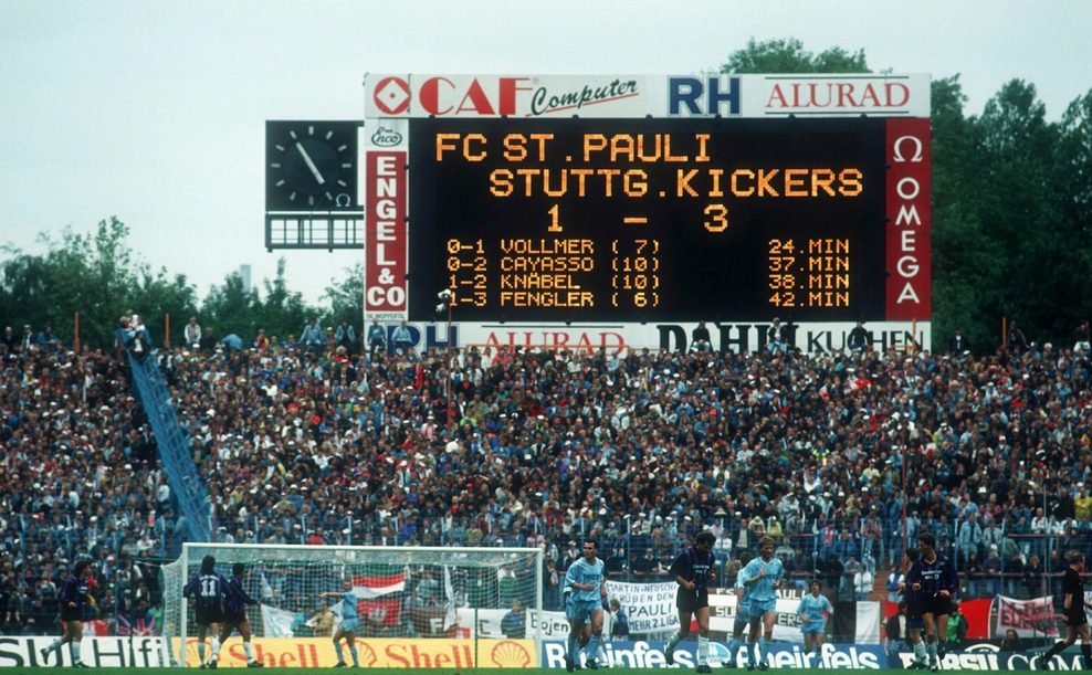 Anzeigetafel und Fans im Parkstadion Gelsenkirchen nach der Relegation von St. Pauli gegen Stuttgart