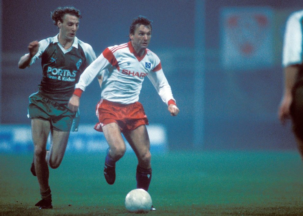 Benno Möhlmann in einem DFB-Pokalspiel für den HSV