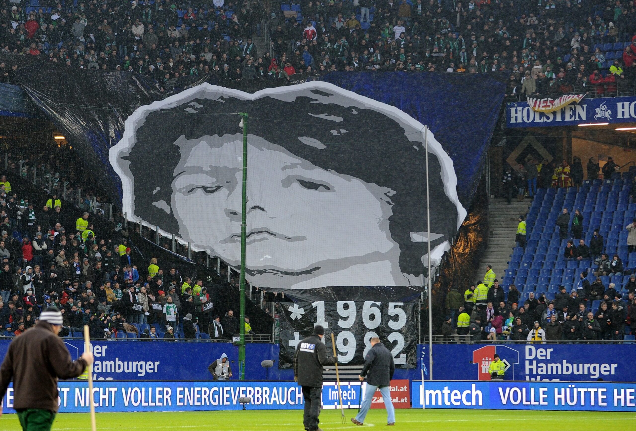 Fans gedenken Adrian Maleika bei HSV gegen Bremen im Volksparkstadion