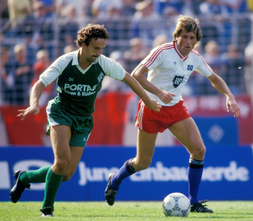 Frank Ordenewitz von Werder Bremen im Derby-Zweikampf gegen HSV-Profi Manfred Kaltz