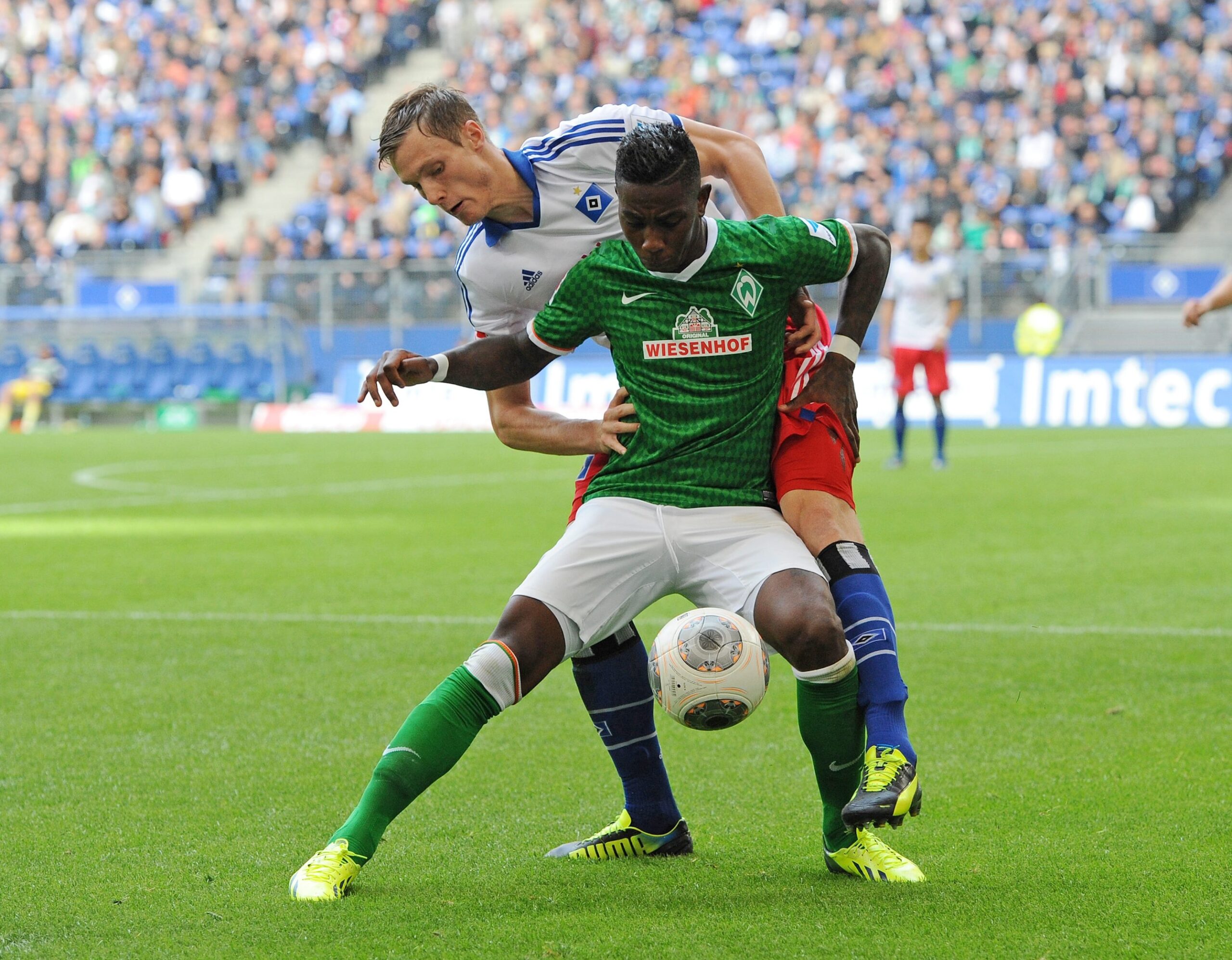 Eljero Elia von Werder Bremen im Zweikampf mit Marcell Jansen vom HSV