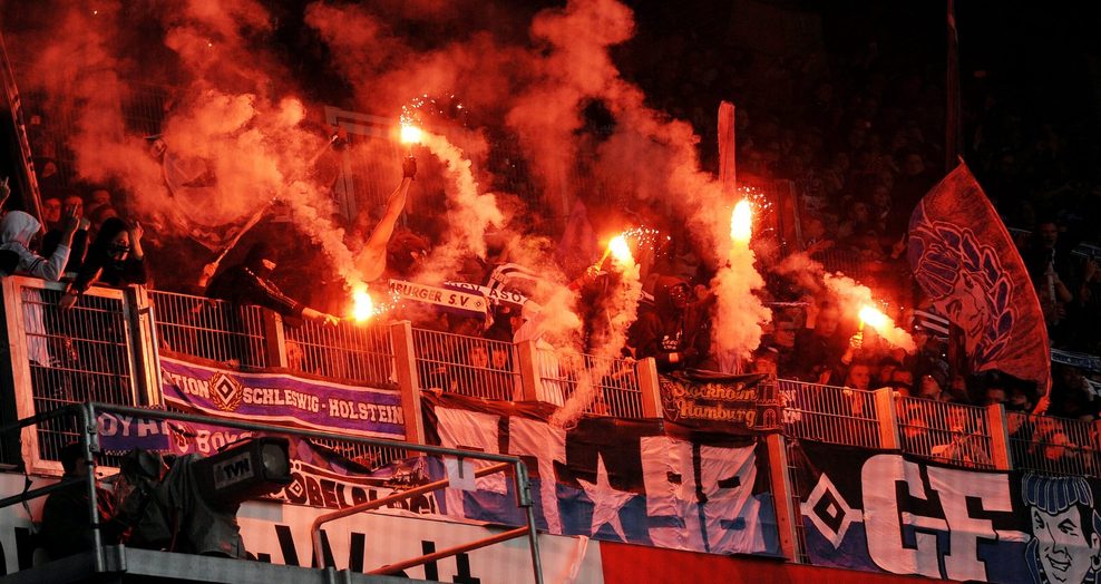 HSV-Fans zünden Pyrotechnik beim Derby