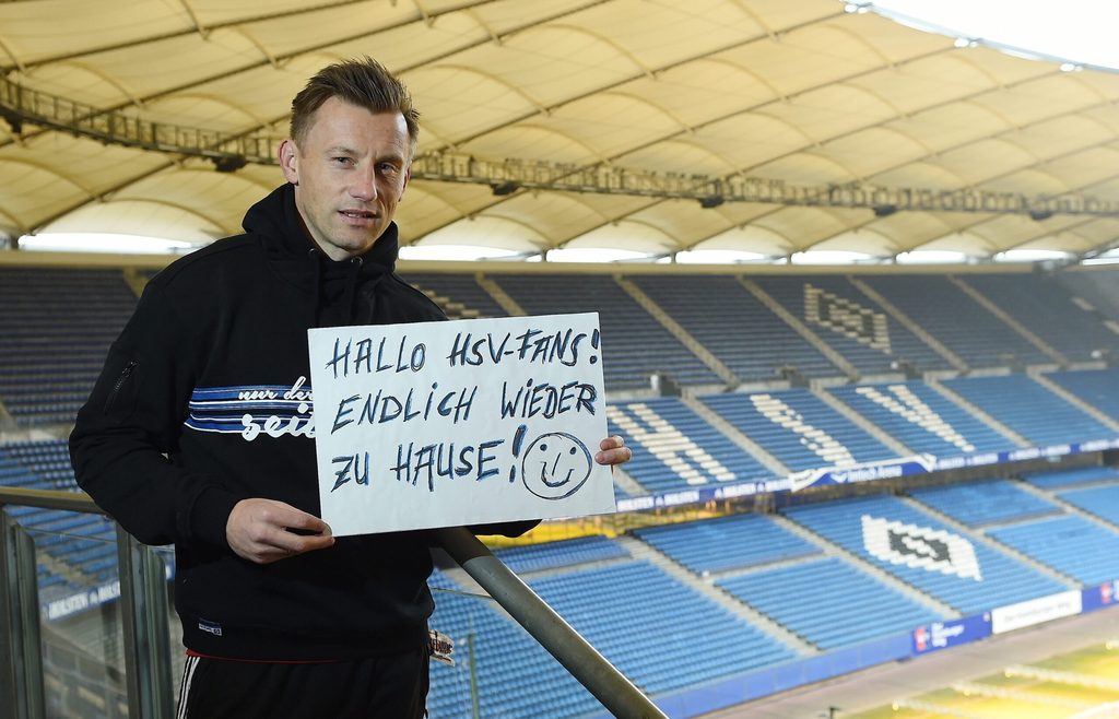 Ivica Olic mit einem Schild im Volksparkstadion bei seiner Rückkehr zum HSV