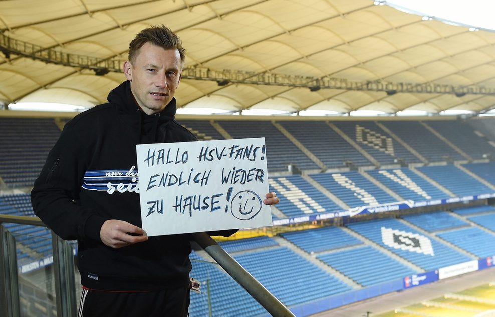 Ivica Olic mit einem Schild im Volksparkstadion bei seiner Rückkehr zum HSV