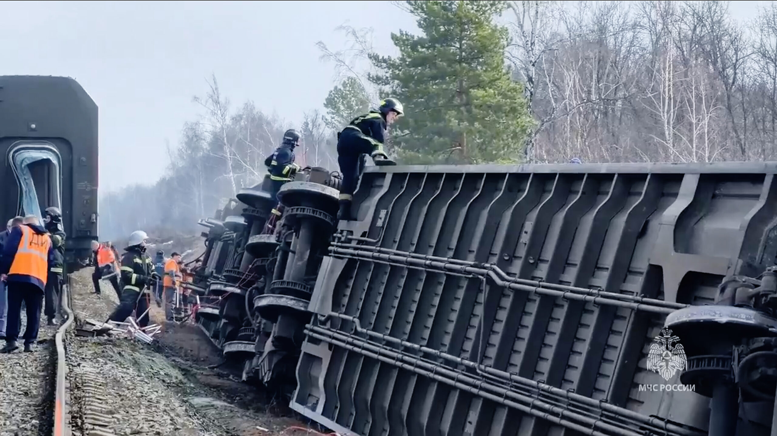 Rettungskräfte klettern auf einen Waggon (Screenshot aus einem Video).