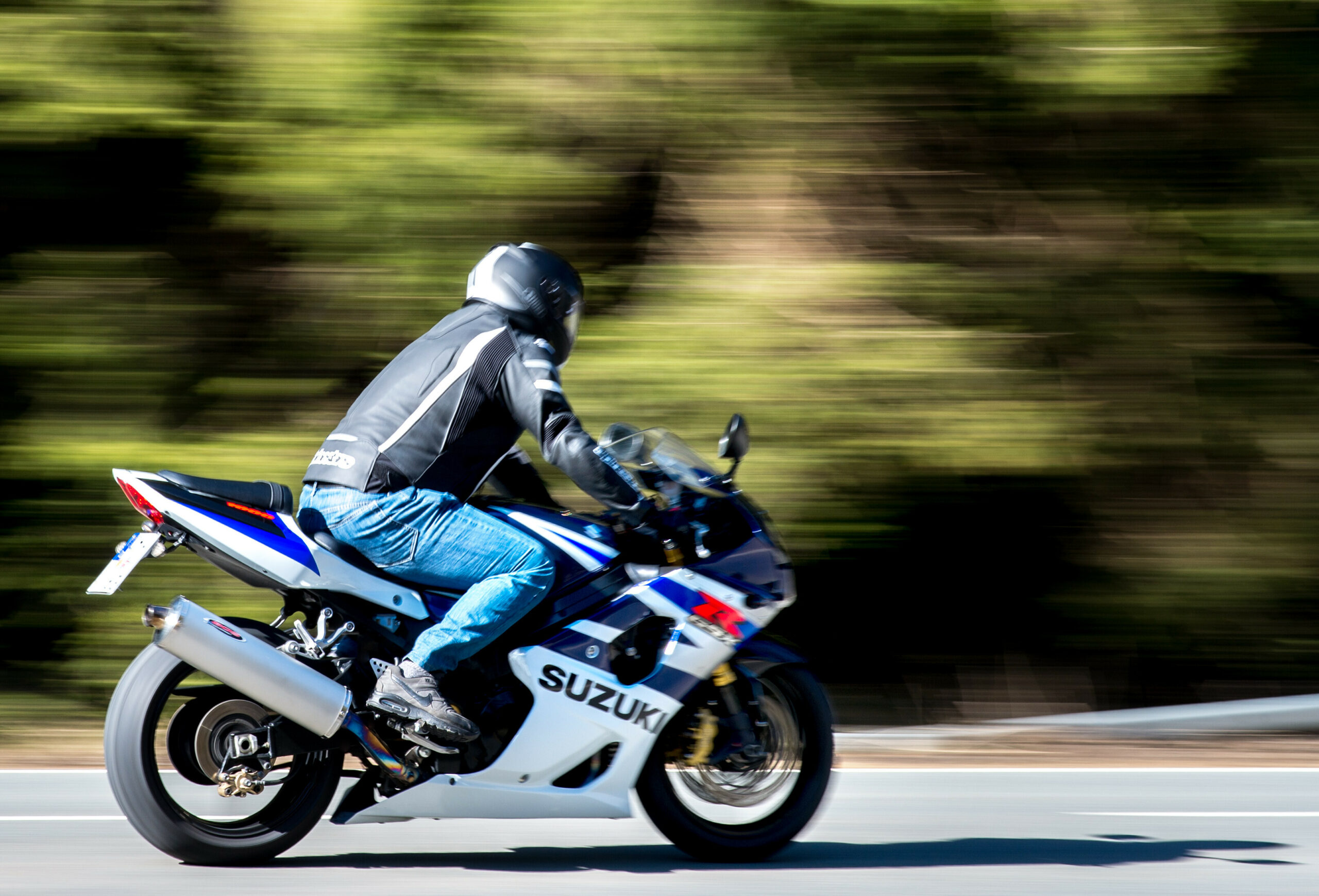 Ein Biker auf einem Motorrad.