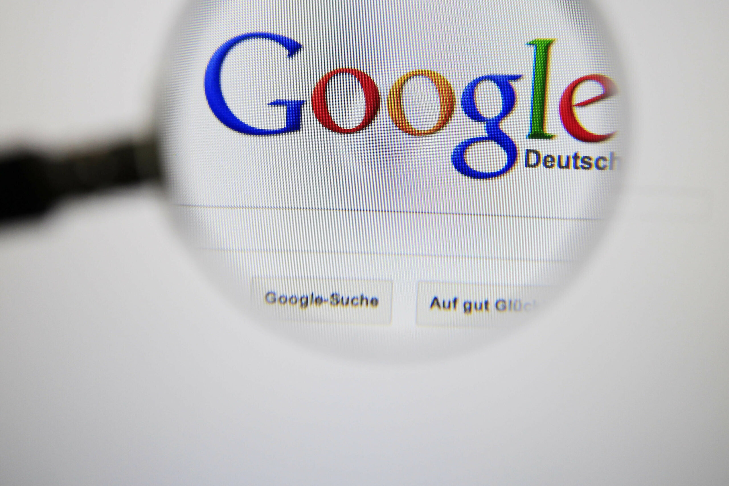 Symbolische Darstellung einer Google-Suche mit Nachrichtenbox und bevorzugten Quellen.