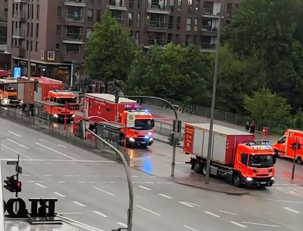 Aus Container tropfende Flüssigkeit löst Großalarm in Eimsbüttel aus – Kurz darauf Entwarnung, es war Regenwasser