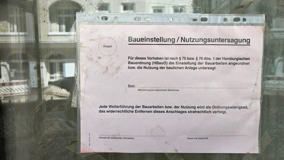 Mit diesem Schild machte das Bezirksamt auf die illegalen Bauarbeiten aufmerksam.