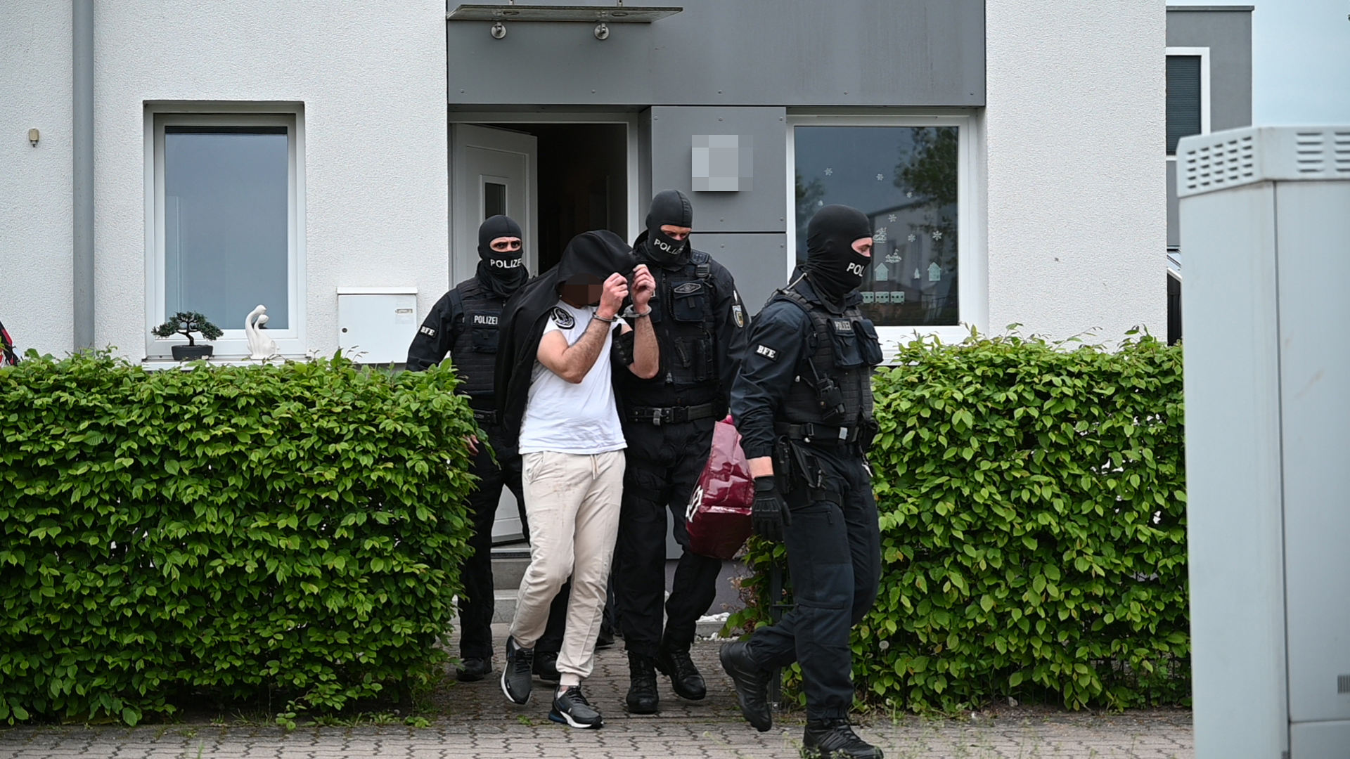 Spezialeinheit der Bundespolizei stürmt Reihenhaus in Neugraben – eine Festnahme