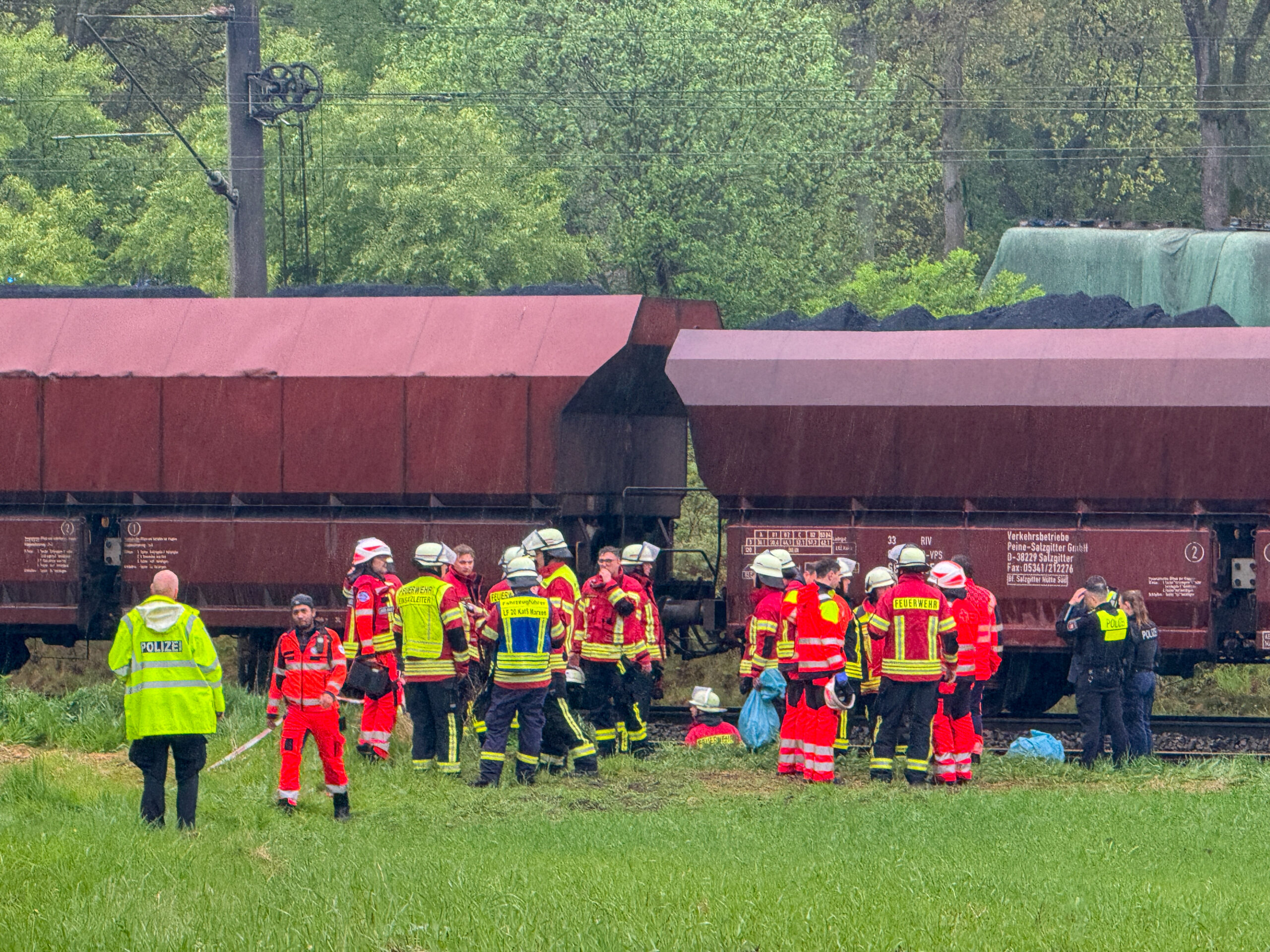 Rettungskräfte kümmern sich um den verletzten Jungen.