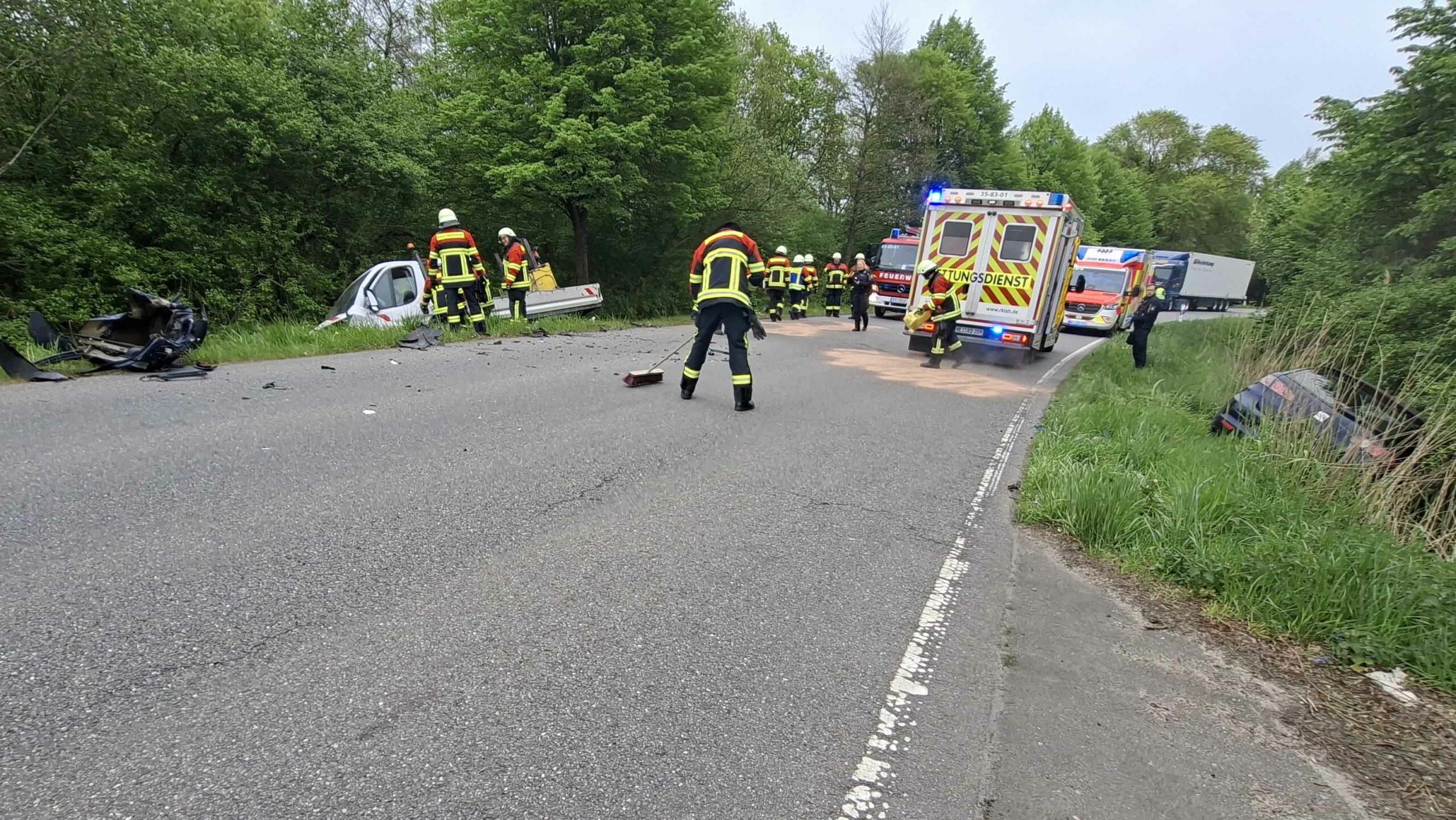 Nach dem heftigen Zusammenstoß glich die Straße einem Trümmerfeld.