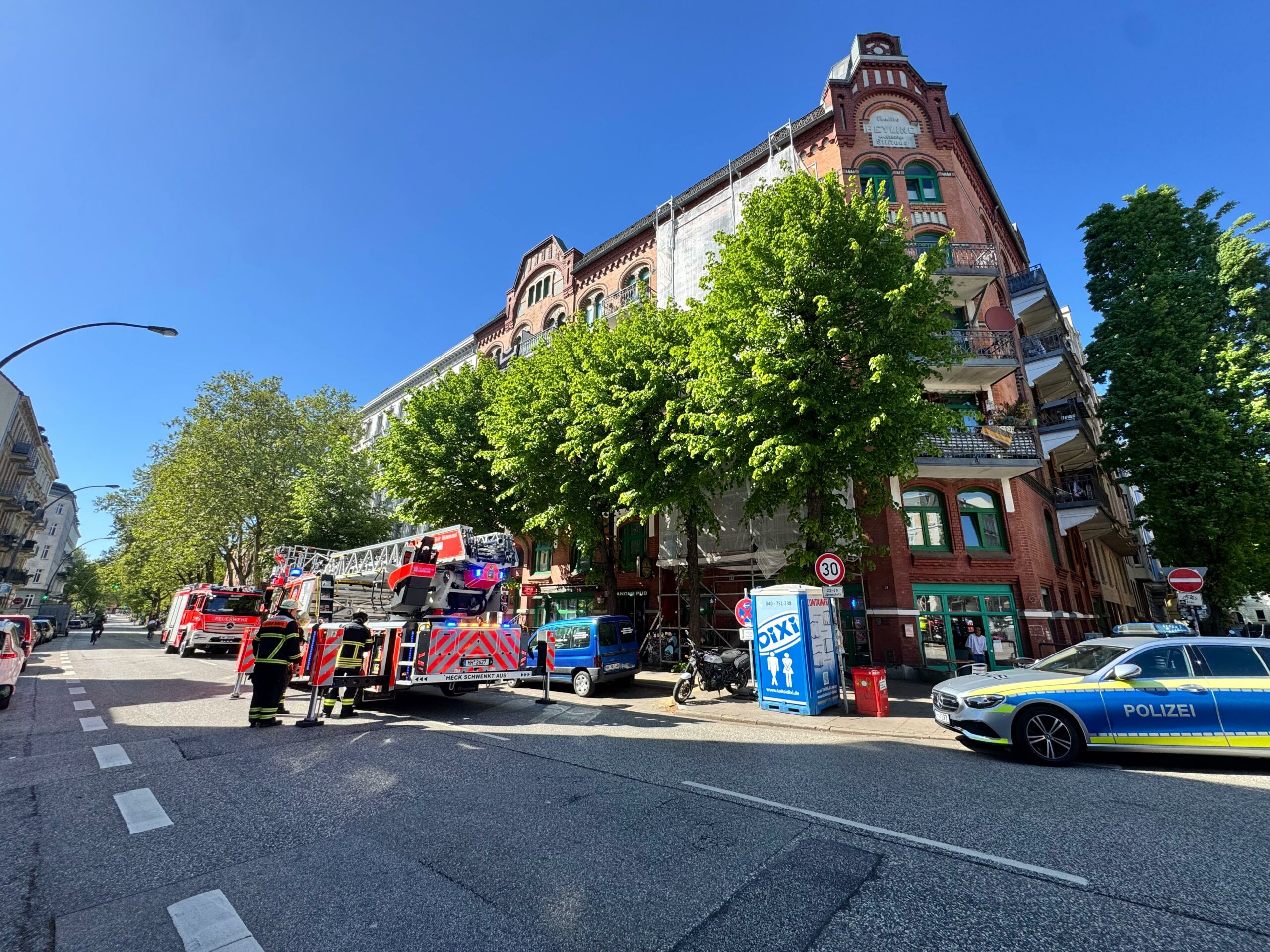 Hier auf dem Dach dieses Mehrfamilienhauses hatte sich die Person aufgehalten.
