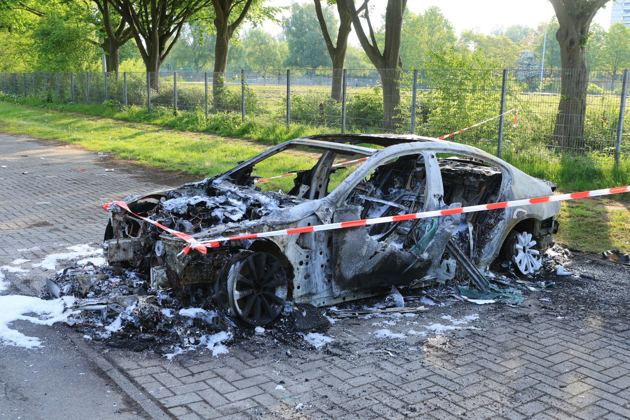 Der ausgebrannte BMW auf dem Parkplatz in Bremen.