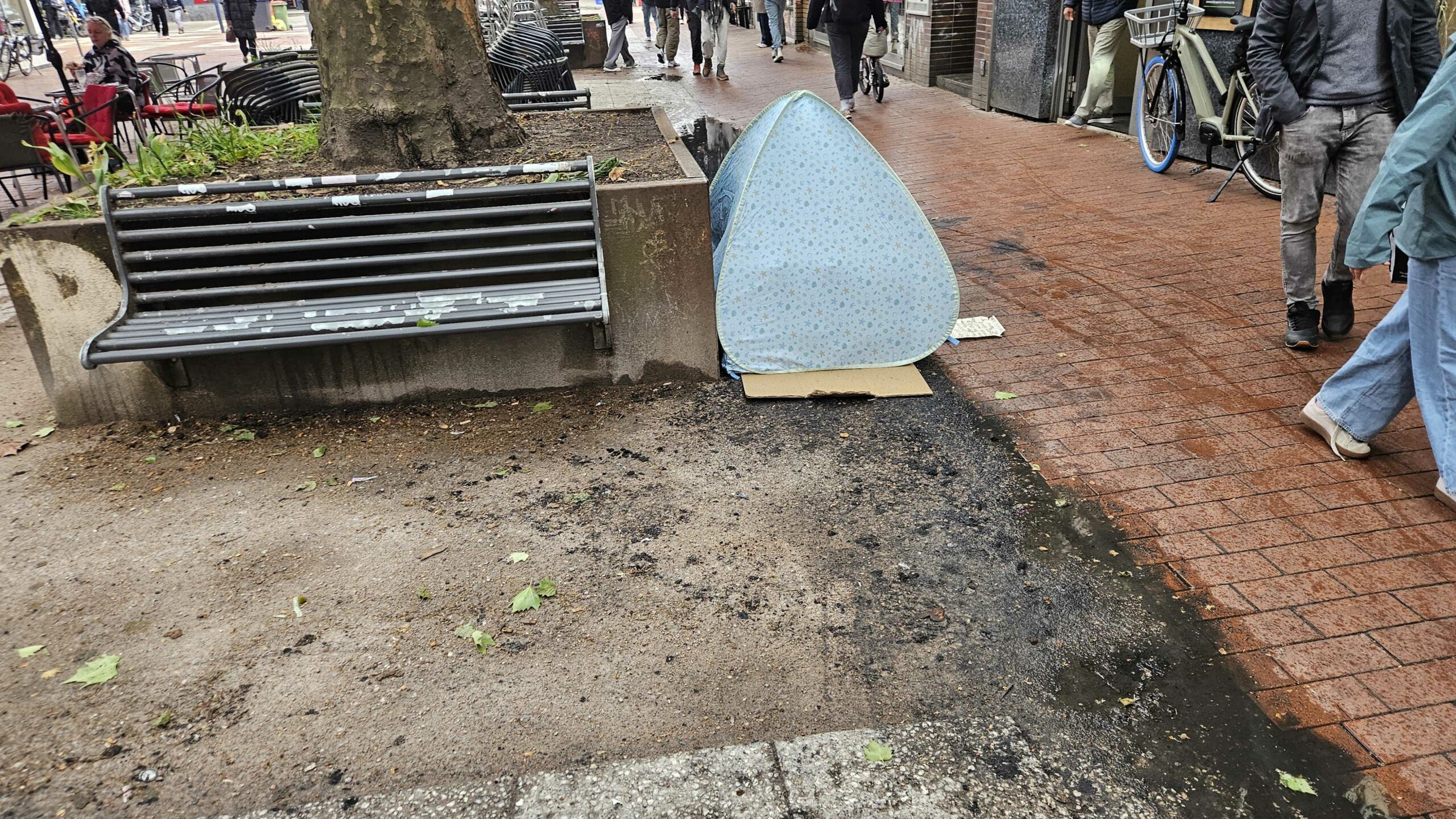 Mittlerweile hat die obdachlose Seniorin ein winziges Zelt auf dem verkohlten Boden.