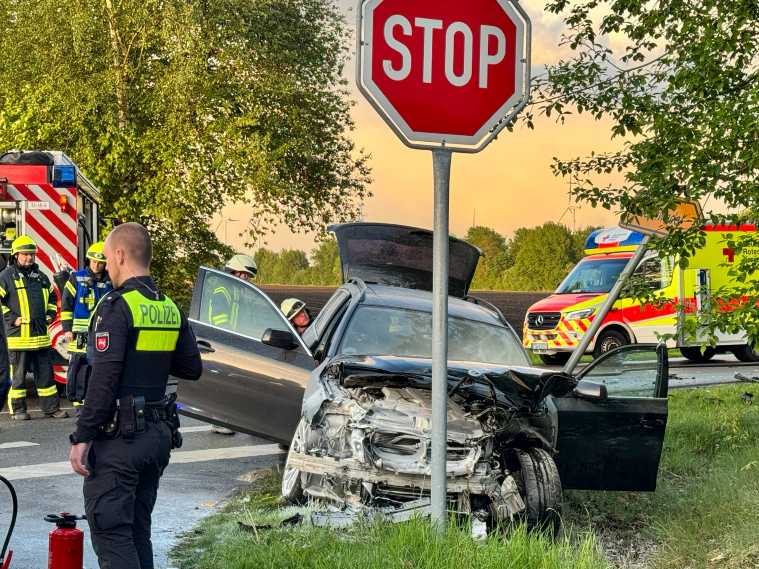 Nach dem heftigen Zusammenstoß fing der BMW Feuer.