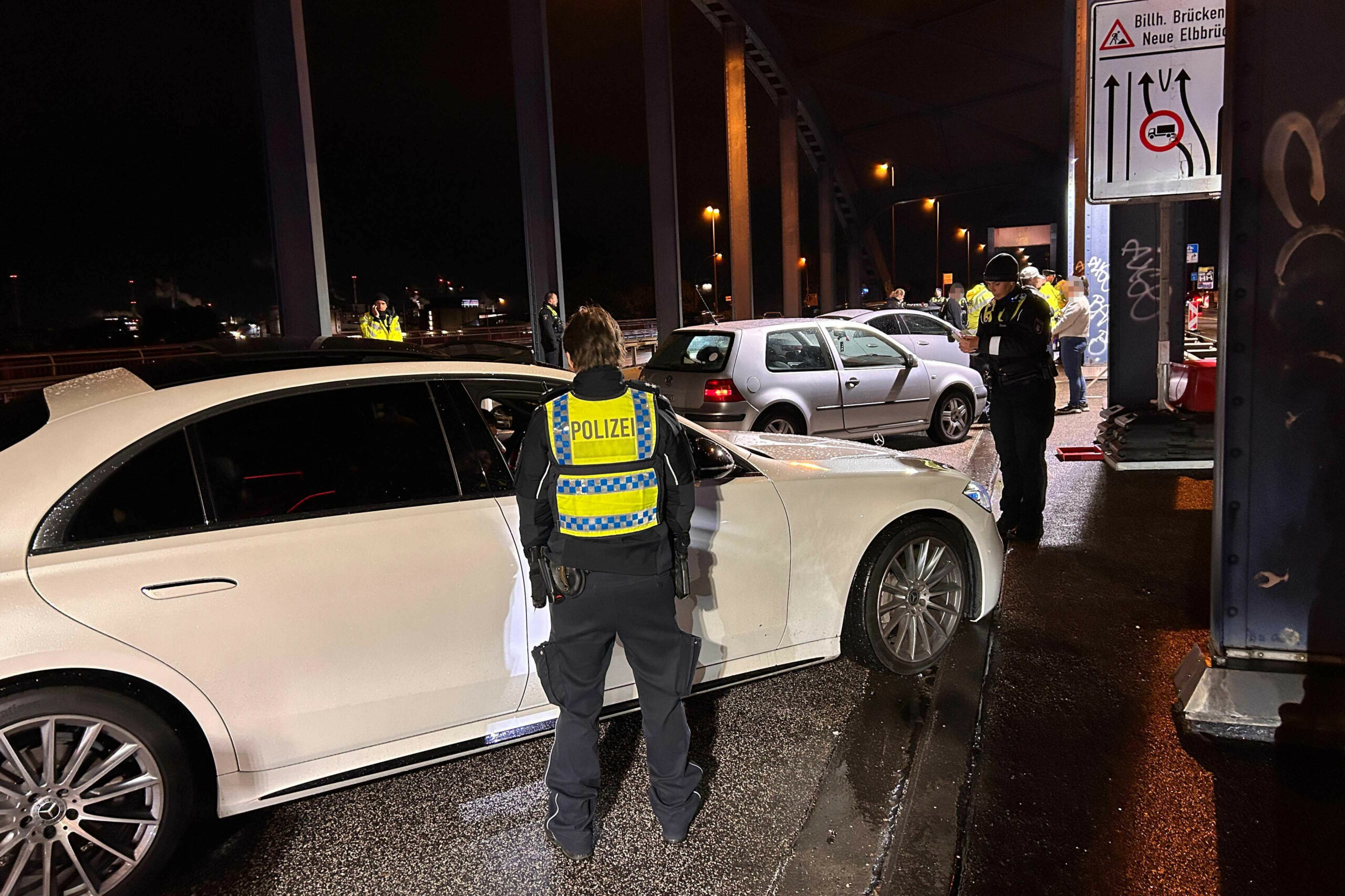 Autos stehen während einer Großkontrolle auf der Elbbrücke.