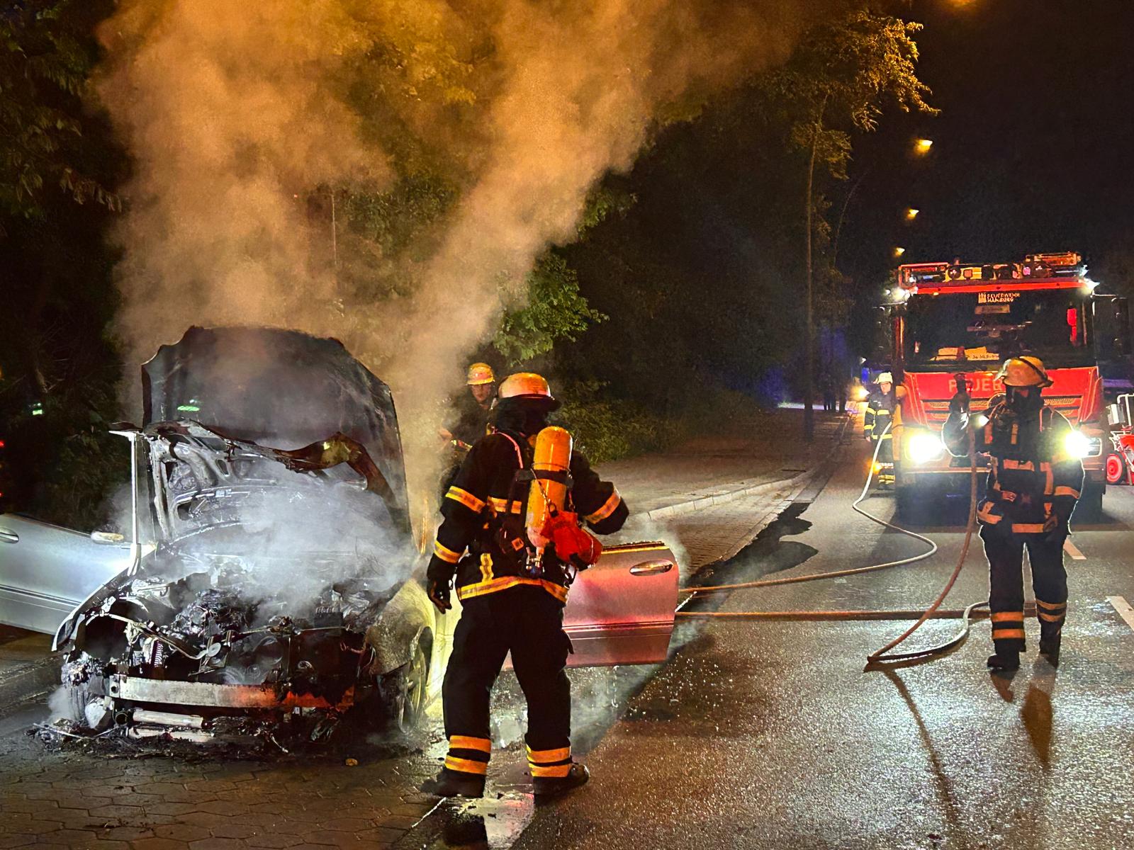 Mercedes geht in Heimfeld während der Fahrt in Flammen auf – Fahrer reagiert sehr besonnen