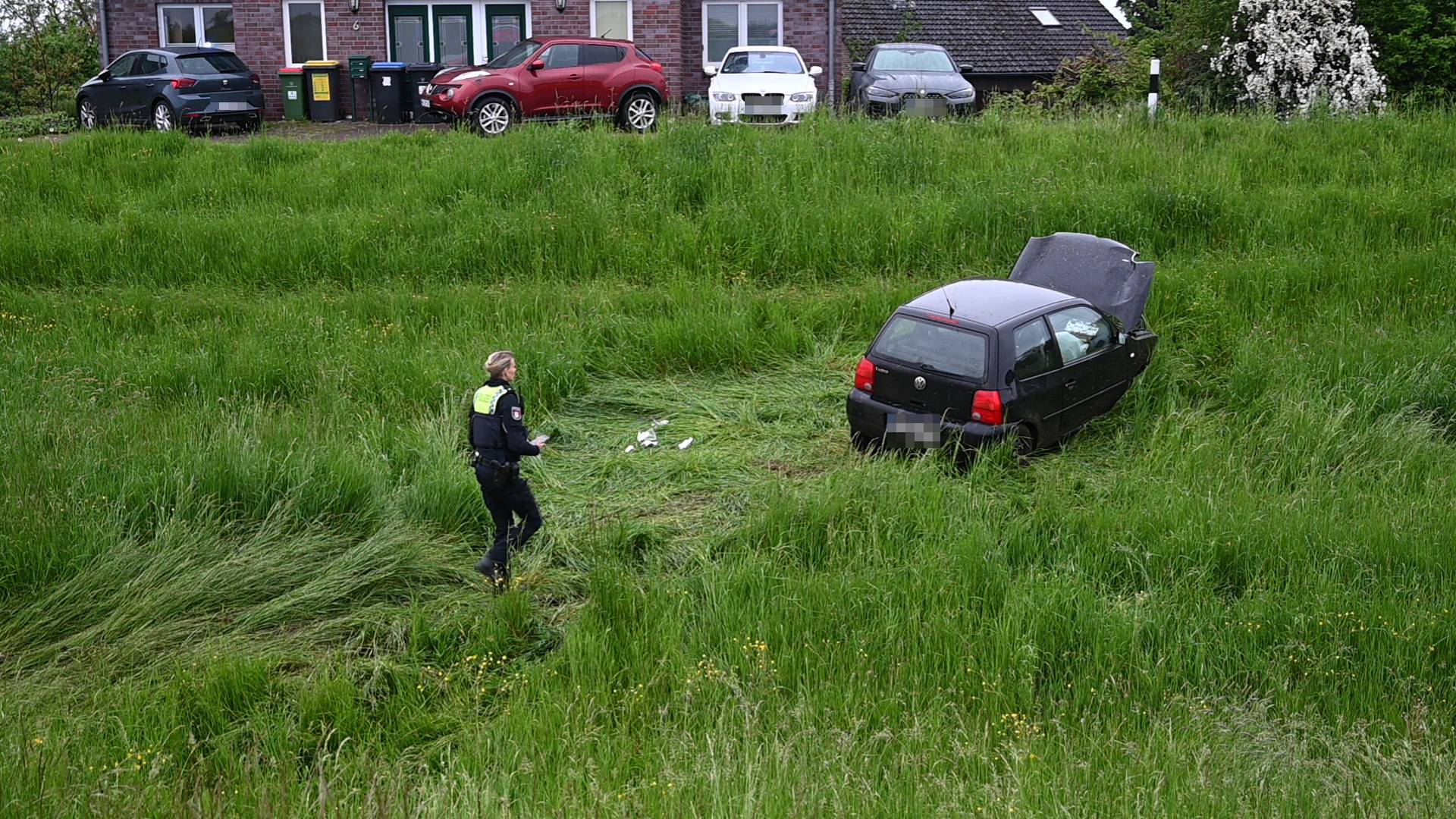 Unfall in Hamburg-Neuland: Der VW kam am Deich zum Stillstand.