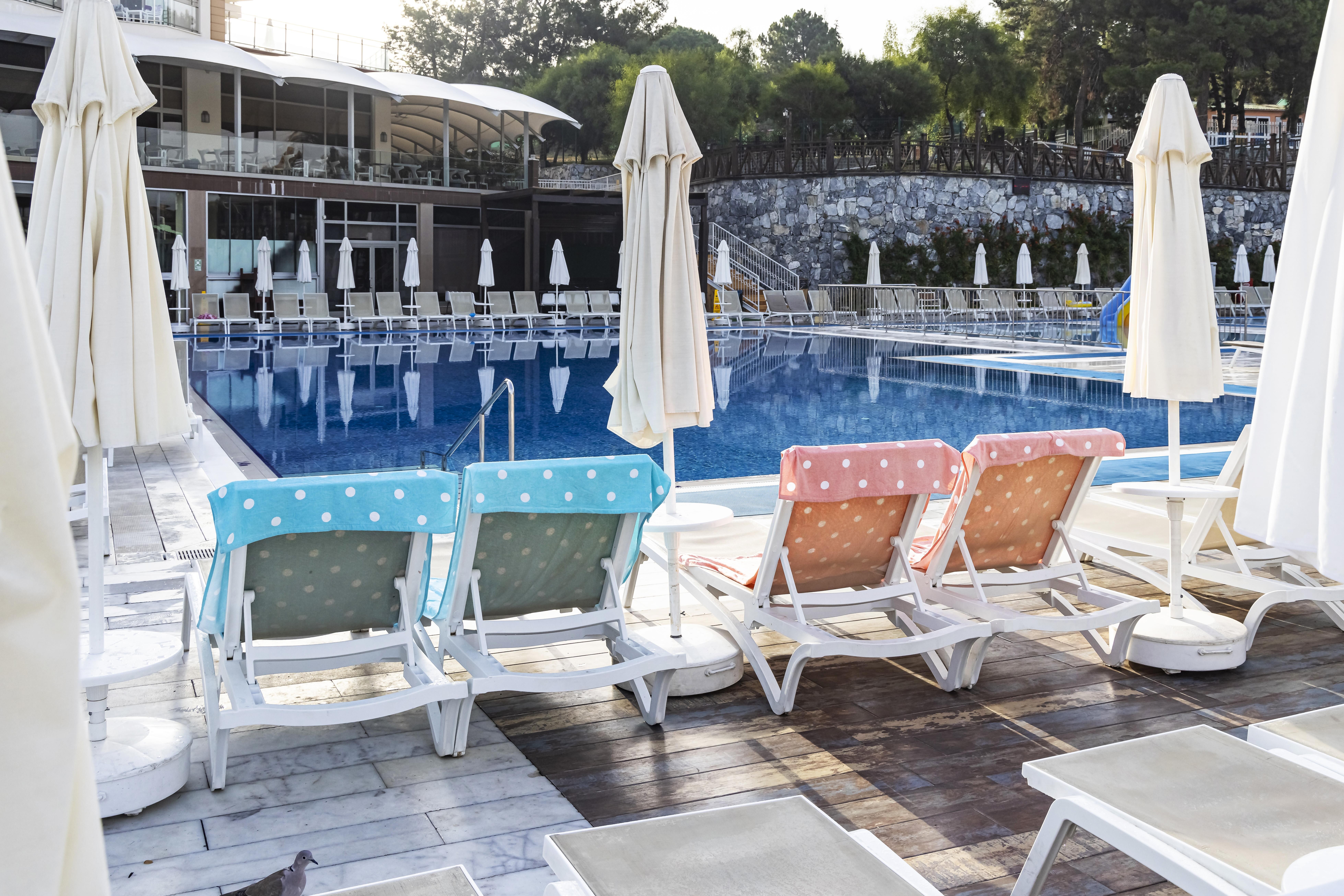 Liegen am Hotelpool