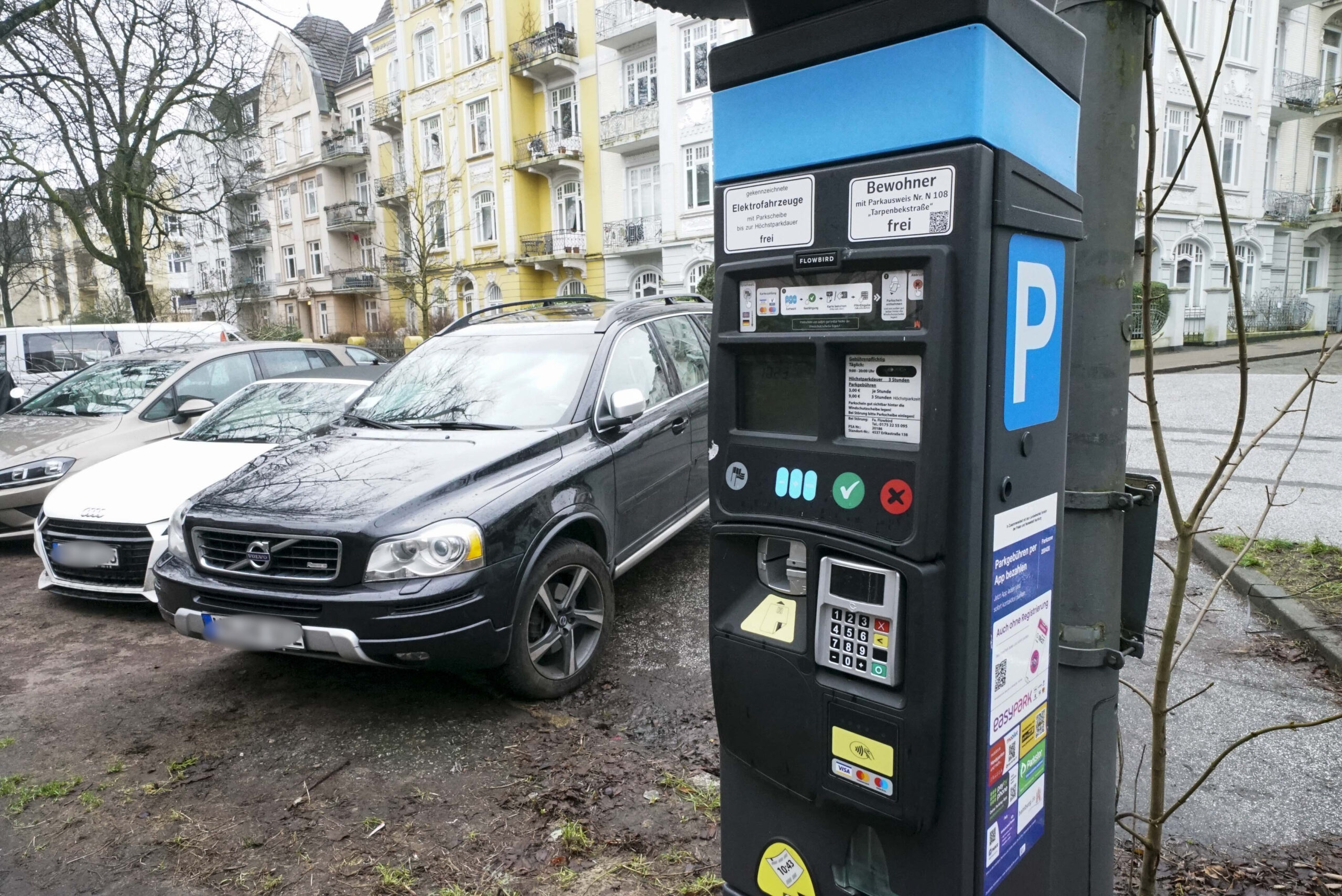Autos parken neben einem Parkautomaten. (Archivbild)