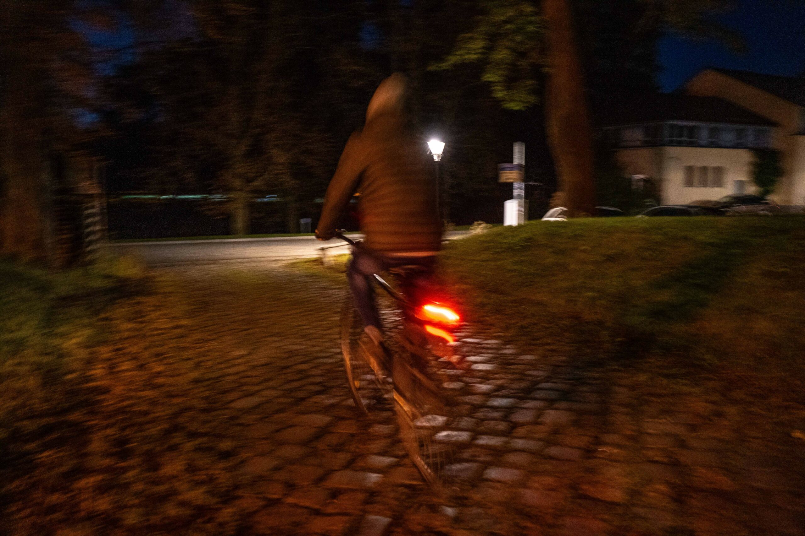 Ein Fahrradfahrer fährt im Dunkeln.