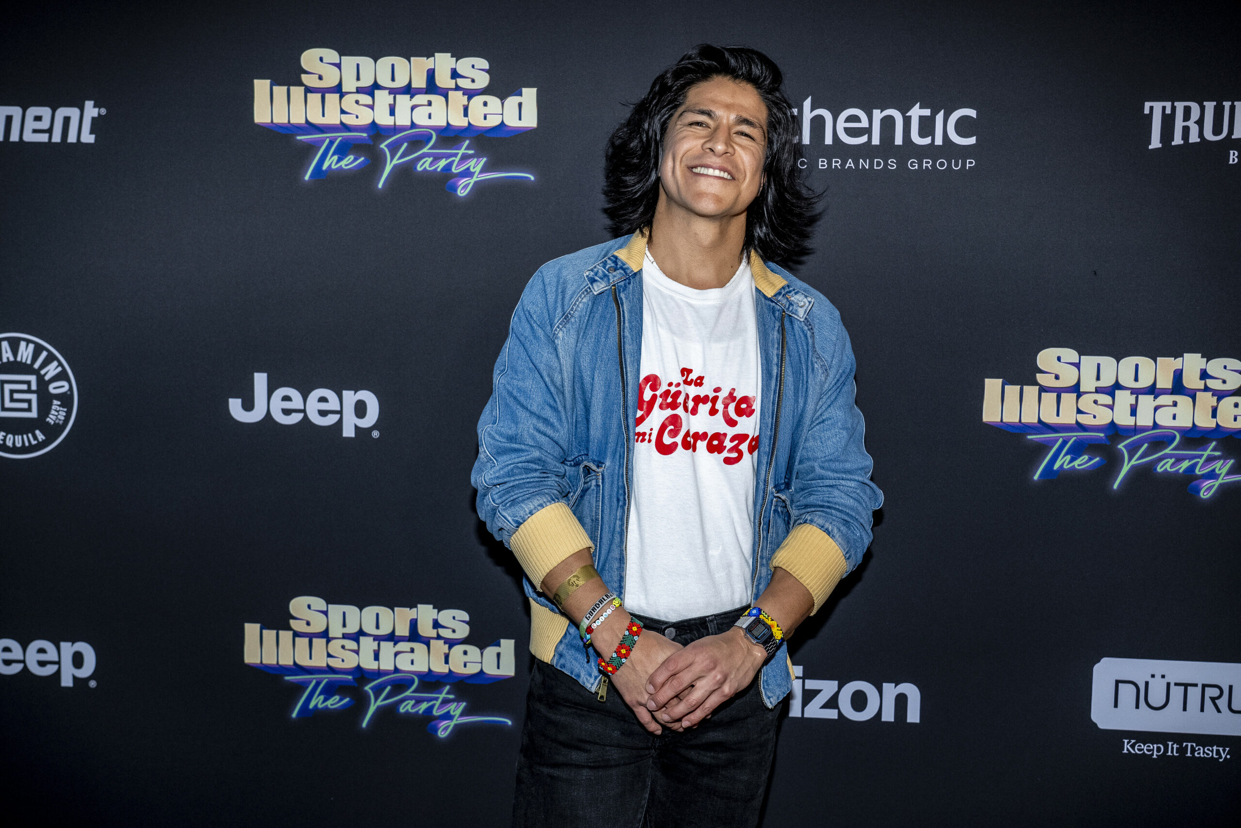 Ted-Lasso-Schauspieler Cristo Fernández vor der Leinwand bei der Sports Illustrated Super Bowl Party