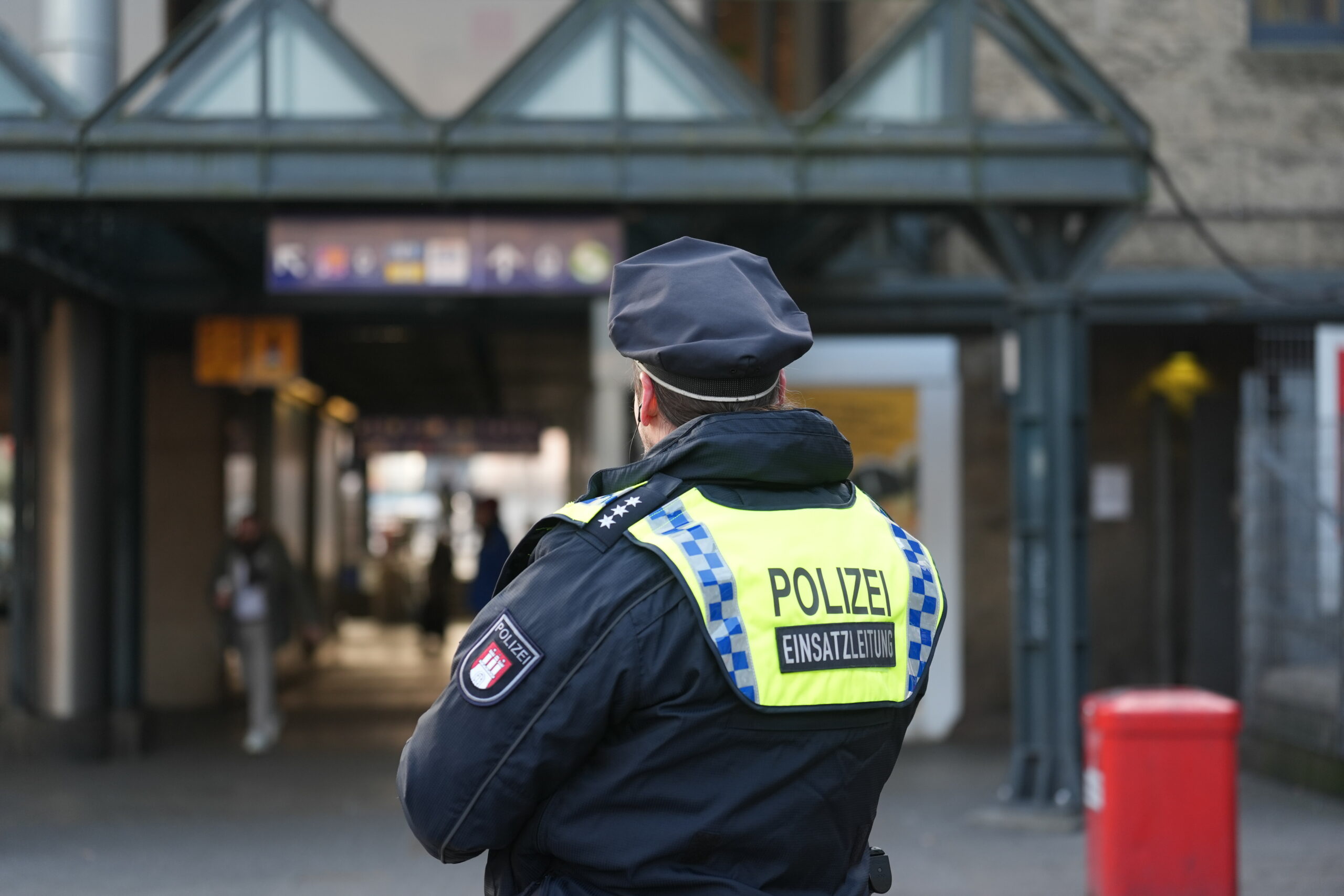 Ein Polizist am Hamburger Hauptbahnhof. (Symbolbild)