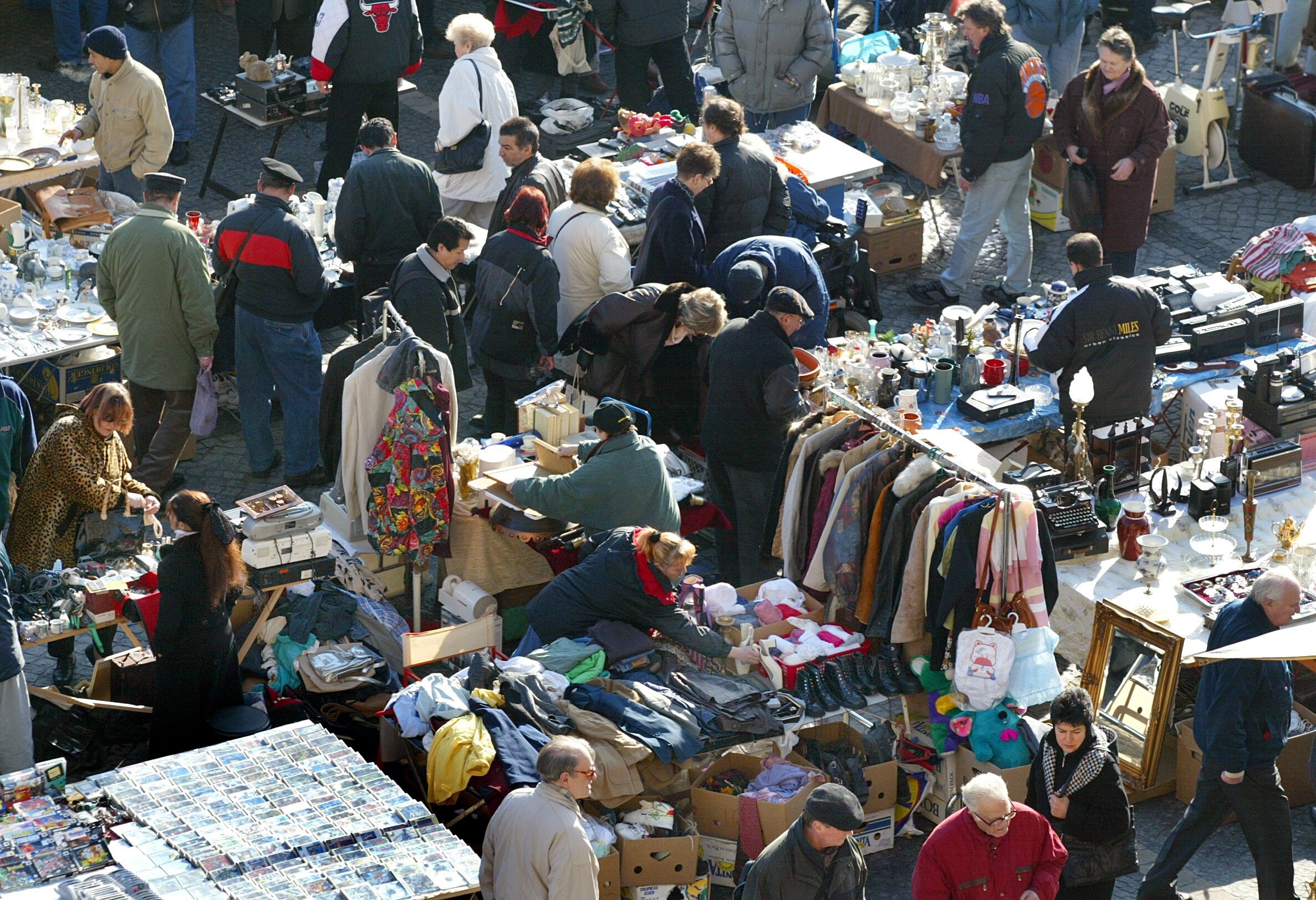 Jehes Treiben auf dem Flohmarkt: Interessierte stöbern durch die Stände (Symbolbild).