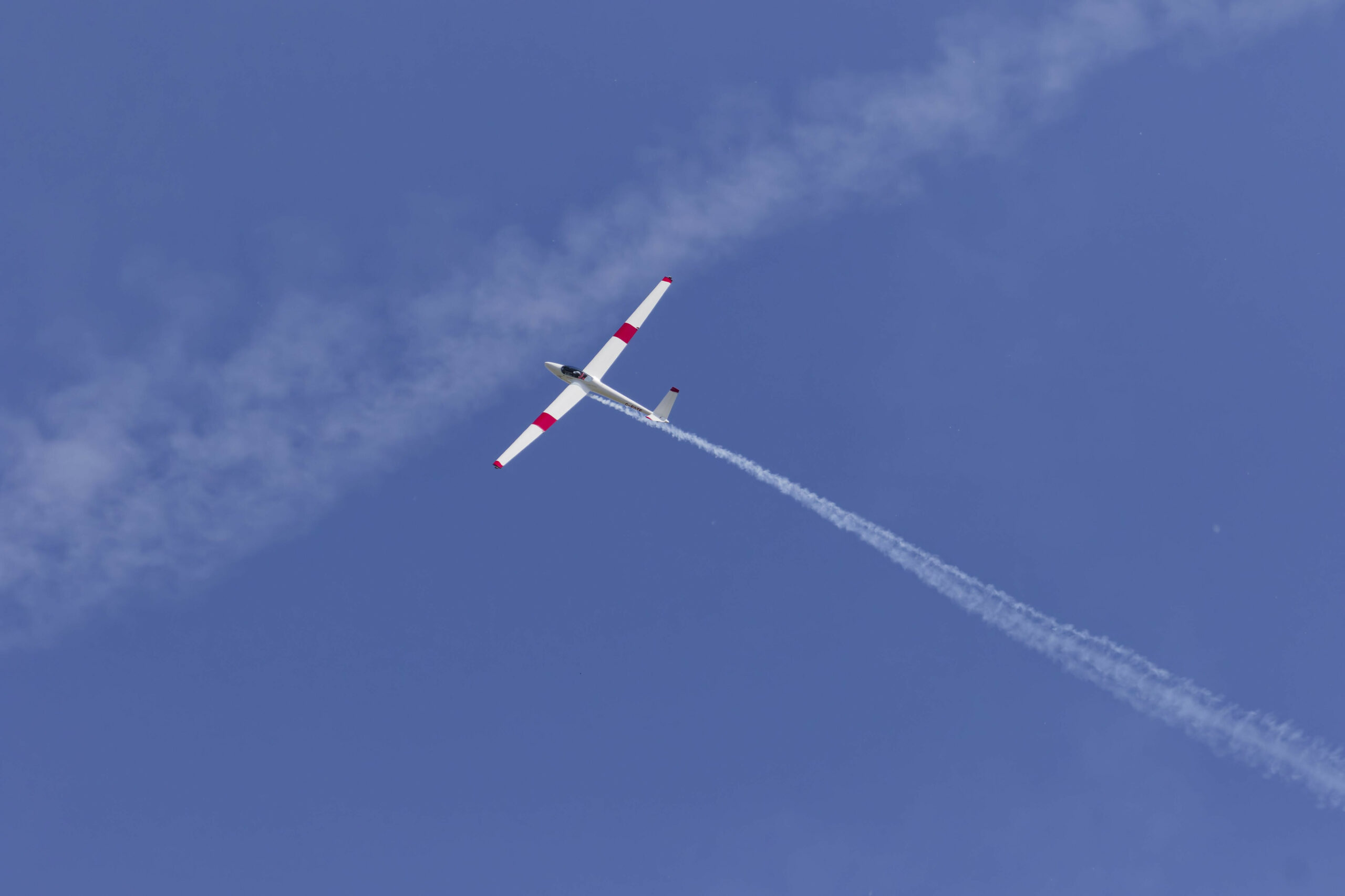 Ein Segelflugzeug am blauen Himmel