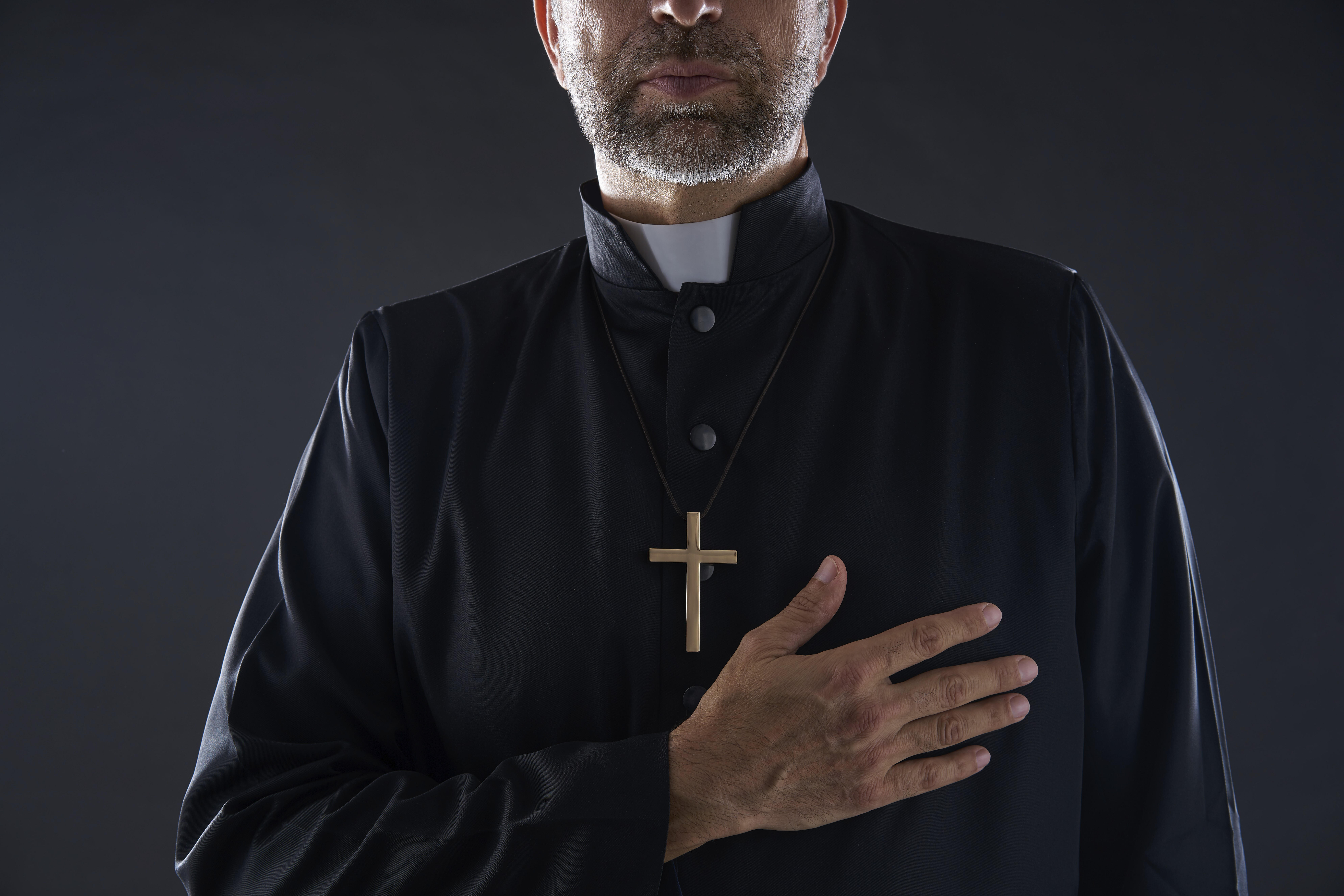 Ein Pastor steht wegen Missbrauch von Jugendlichen vor Gericht. (Symbolbild)