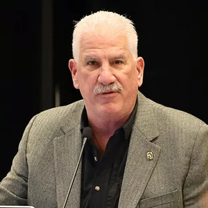 Rodney Barreto bei einem Treffen am Mikrofon