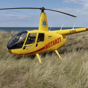 Ein Angelboot kentert, Rettungsboote und ein Hubschrauber sind im Einsatz. Nur ein Mitglied der Besatzung kann gerettet werden. (Symbolbild)