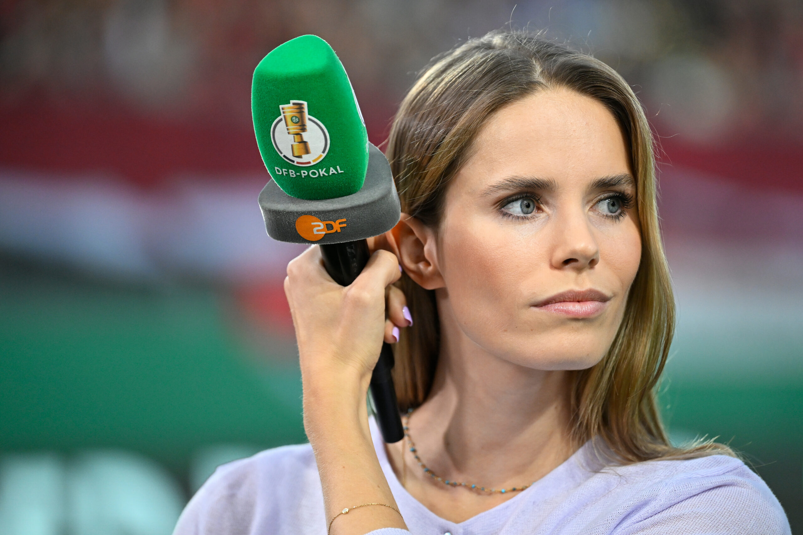 ZDF-Moderatorin Lili Engels mit Mikrofon