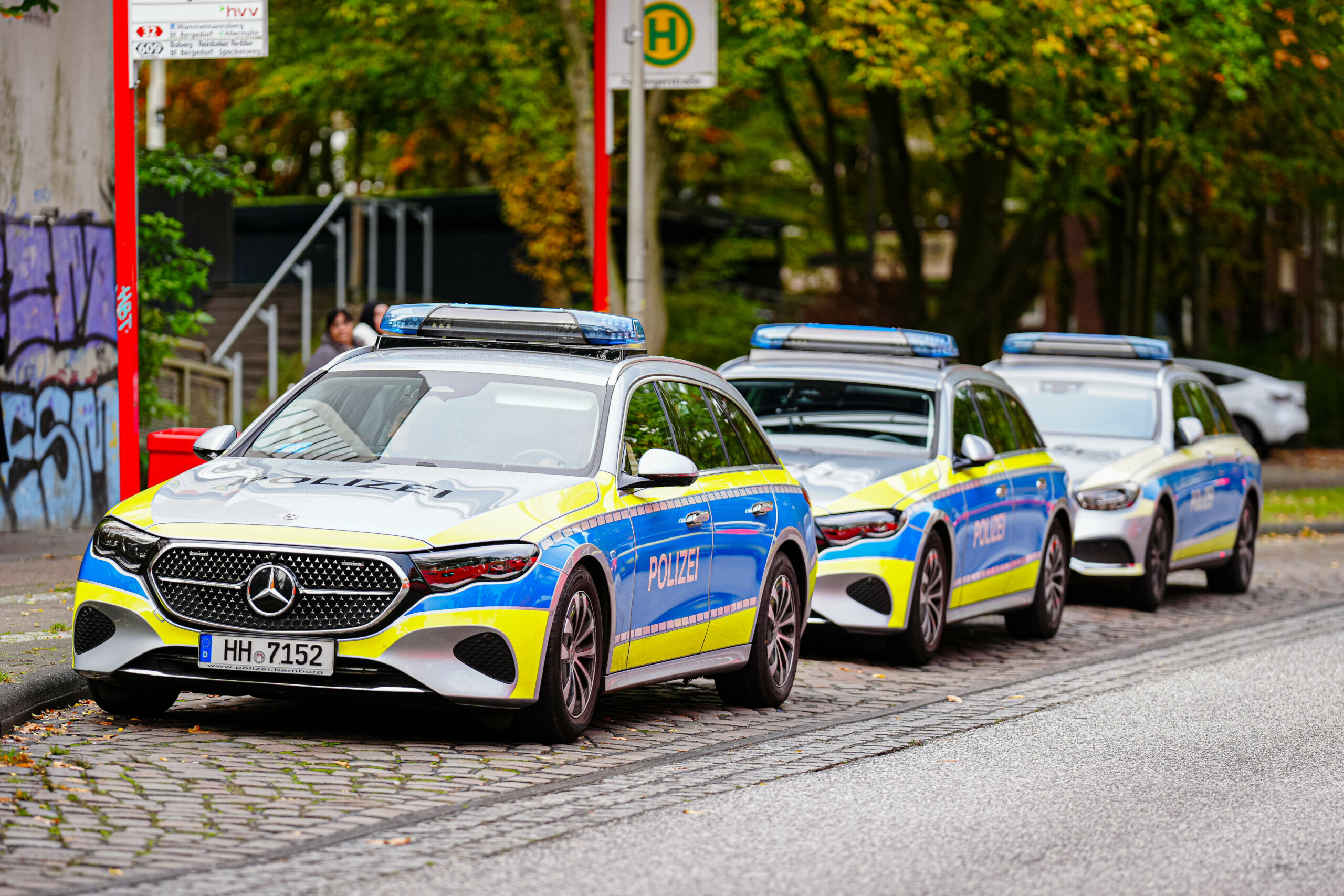 Hamburger Streifenwagen der Marke Mercedes im Einsatz. (Archivbild)