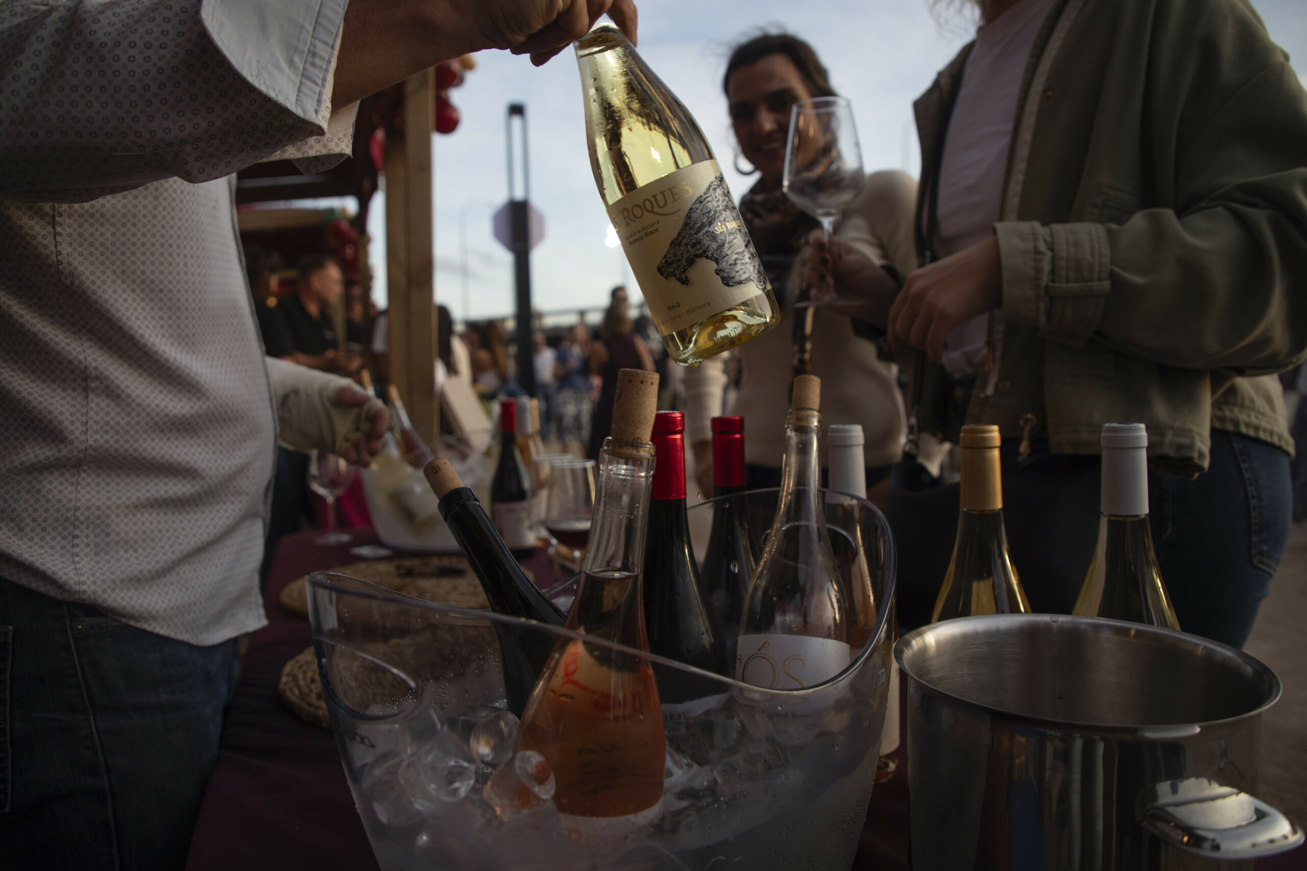 Hand macht Flasche auf