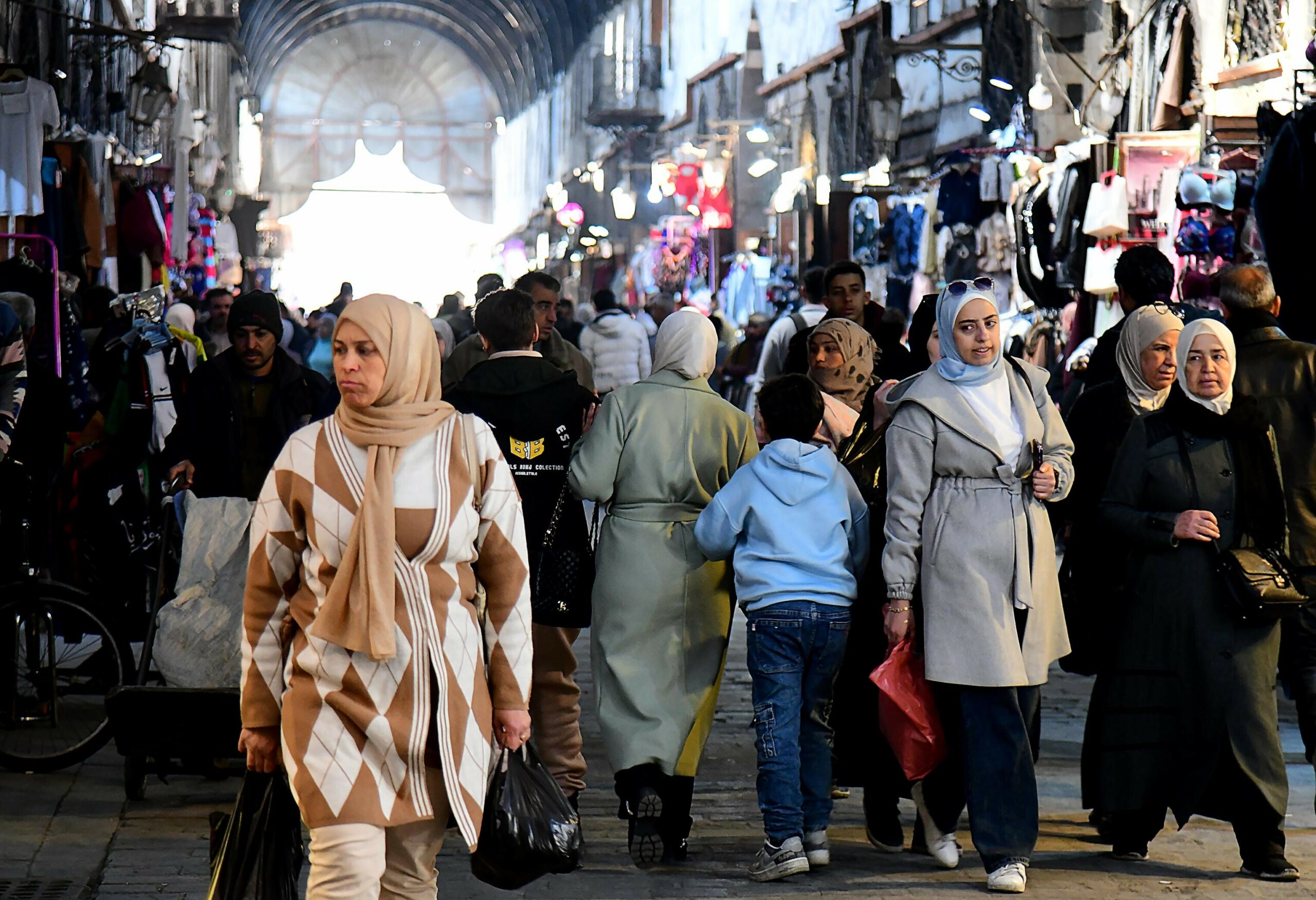 Menschen besuchen einen historischen Markt in Damaskus. Seit dem Machtwechsel in Syrien kehren immer mehr Menschen in das Land zurück.