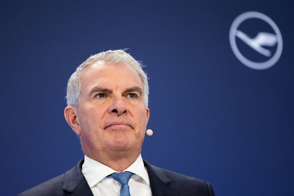 Carsten Spohr, Vorstandsvorsitzender der Deutschen Lufthansa AG, spricht zu Journalisten.