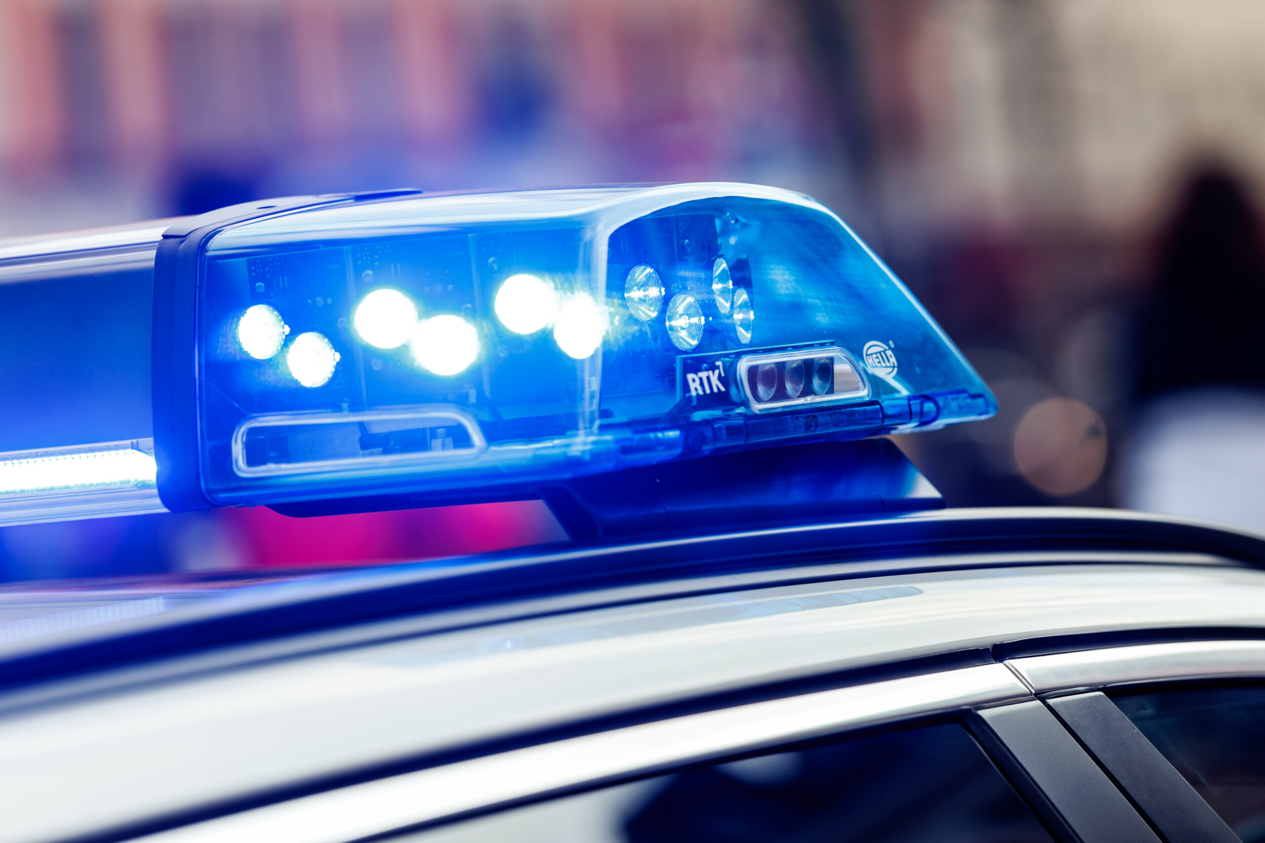 Das eingeschaltete Blaulicht ist auf dem Dach von einem Einsatzfahrzeug der Polizei zu sehen.