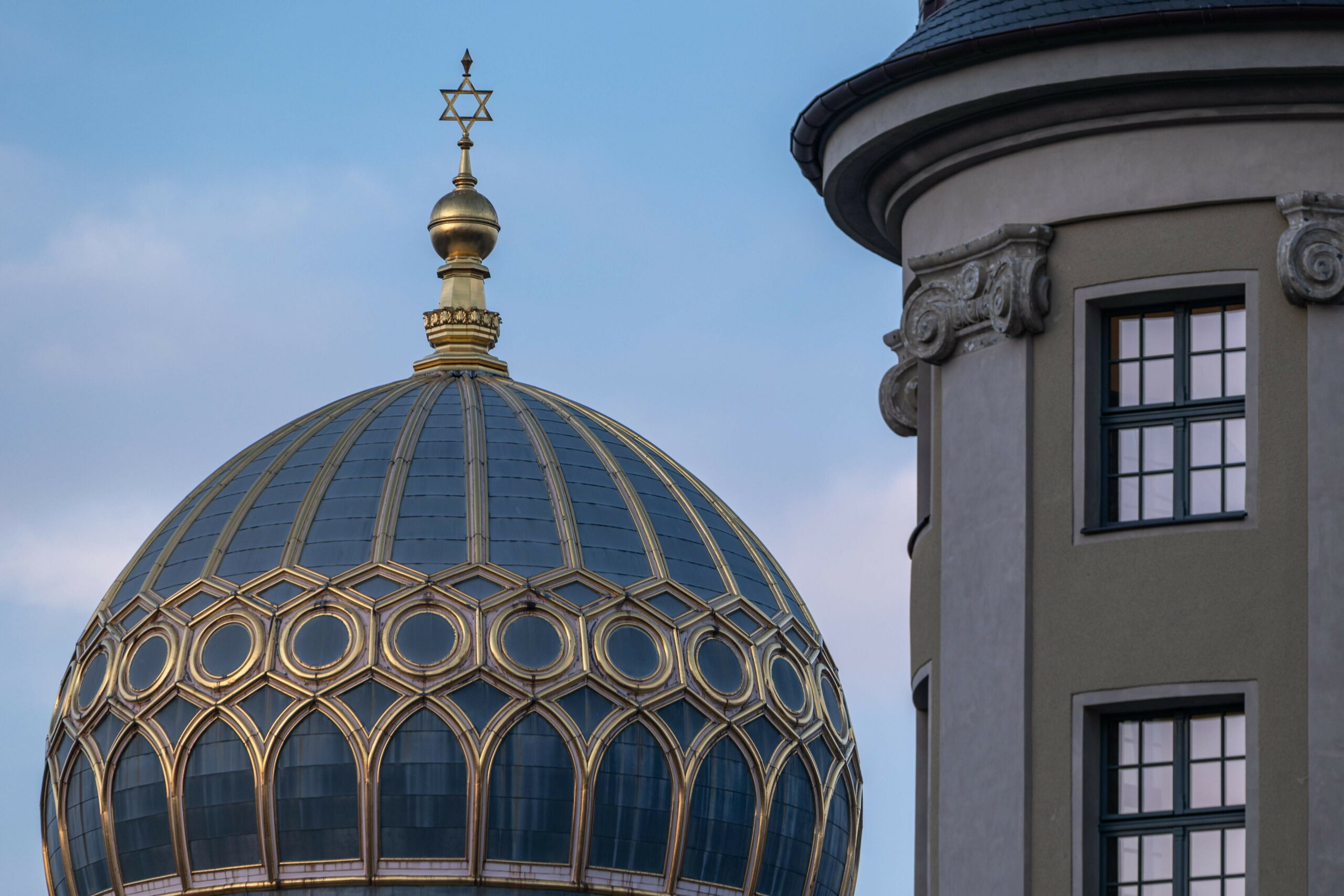 Die goldene Kuppel der Neue Synagoge Berlin. Jüdische Gemeinden in Deutschland mahnen wachsenden Antisemitismus an.