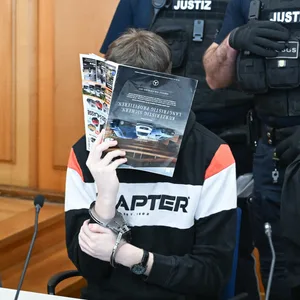 18-Jähriger sitzt neben seinem Verteidiger im Gerichtssaal