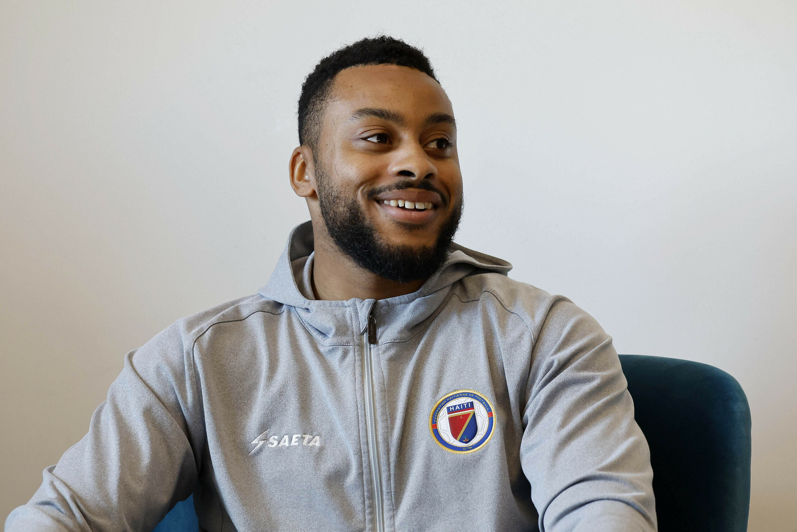 Josué Duverger lächelt im Interview