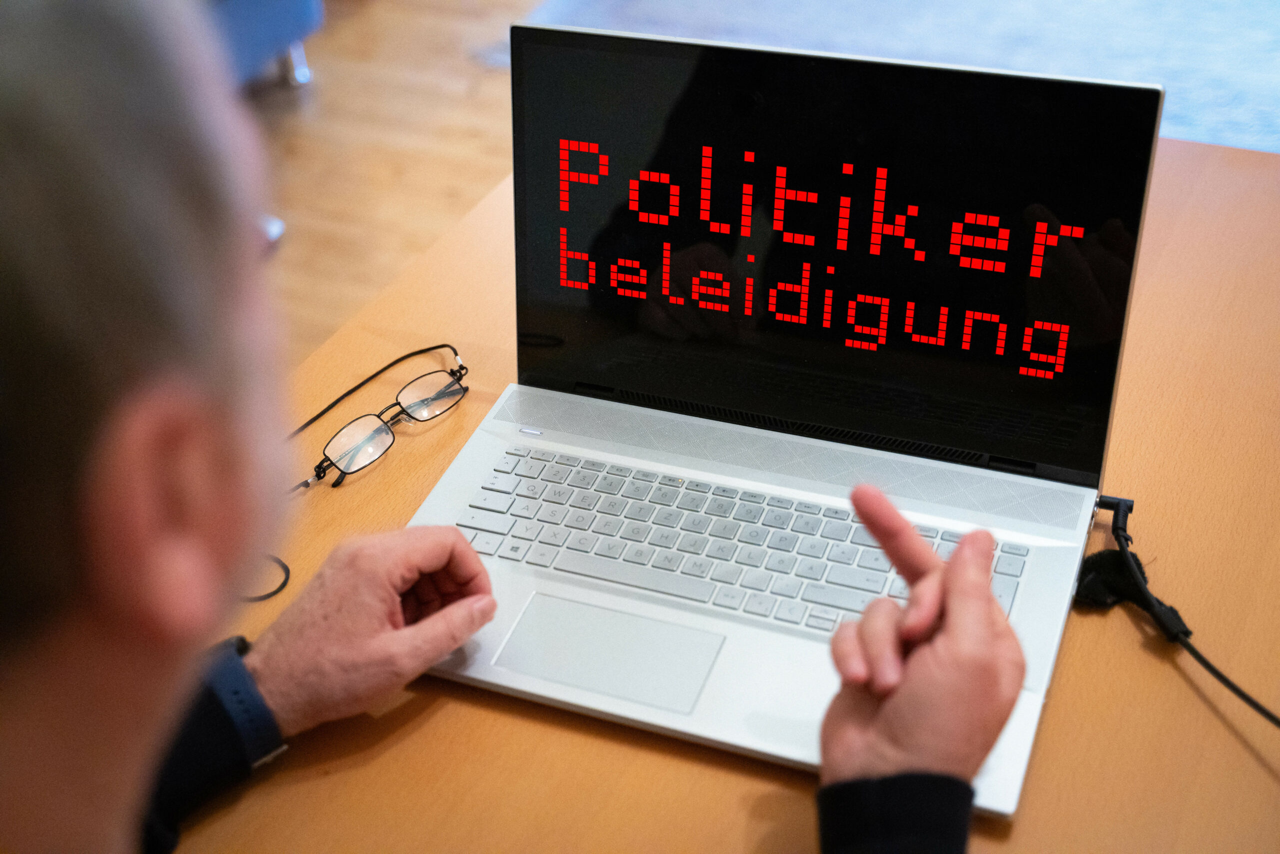Mann vor Bildschirm